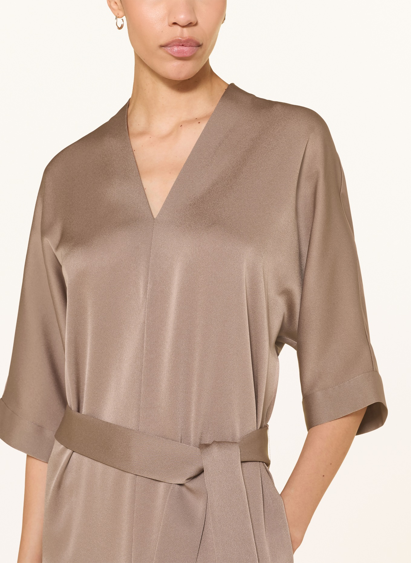 windsor. robe: CHAMEAU