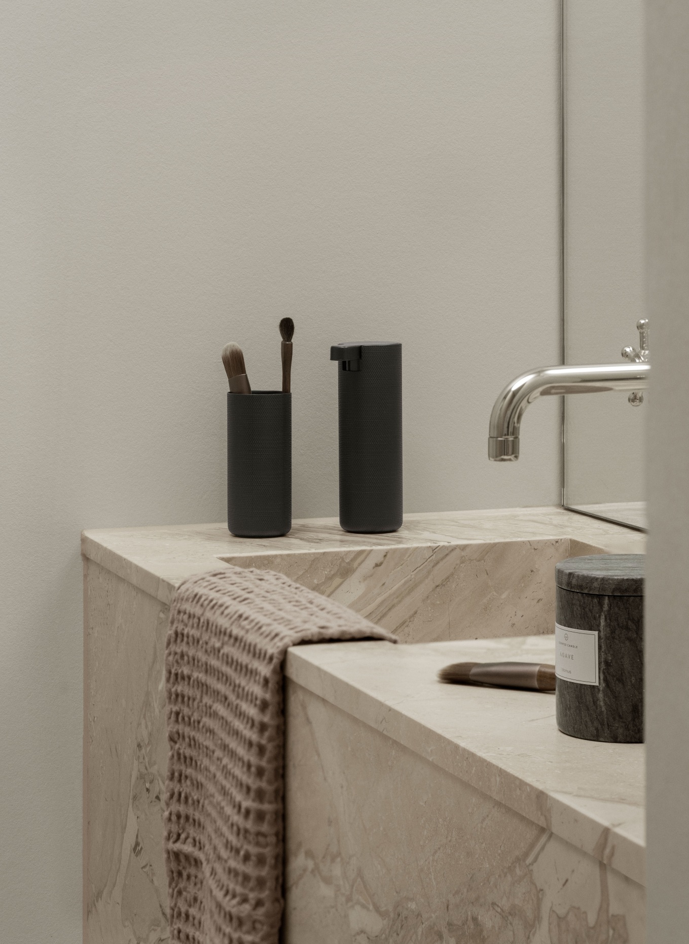 blomus Duftkerze FRABLI: DUNKELGRAU