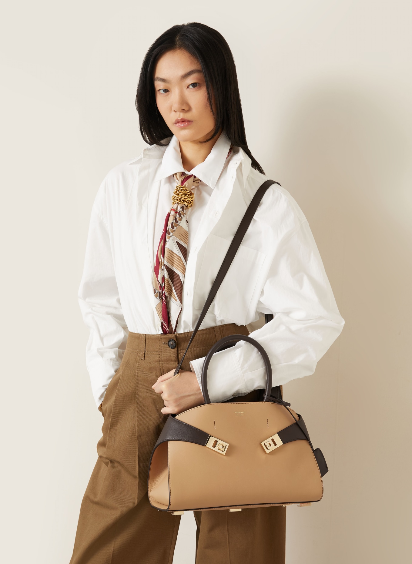 FERRAGAMO Handtasche HUG: DUNKELBRAUN / CAMEL