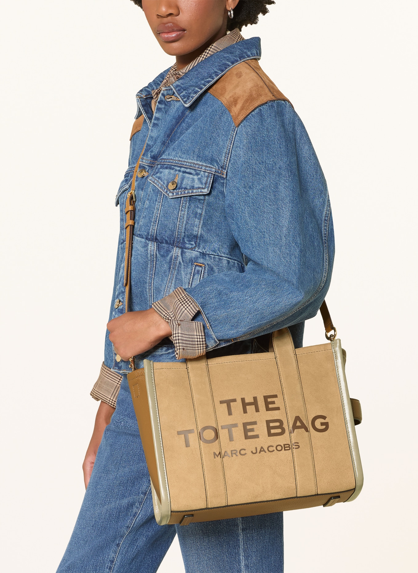 MARC JACOBS Shopper THE SUEDE MEDIUM TOTE BAG: VELBLOUDÍ / TMAVĚ HNĚDÁ