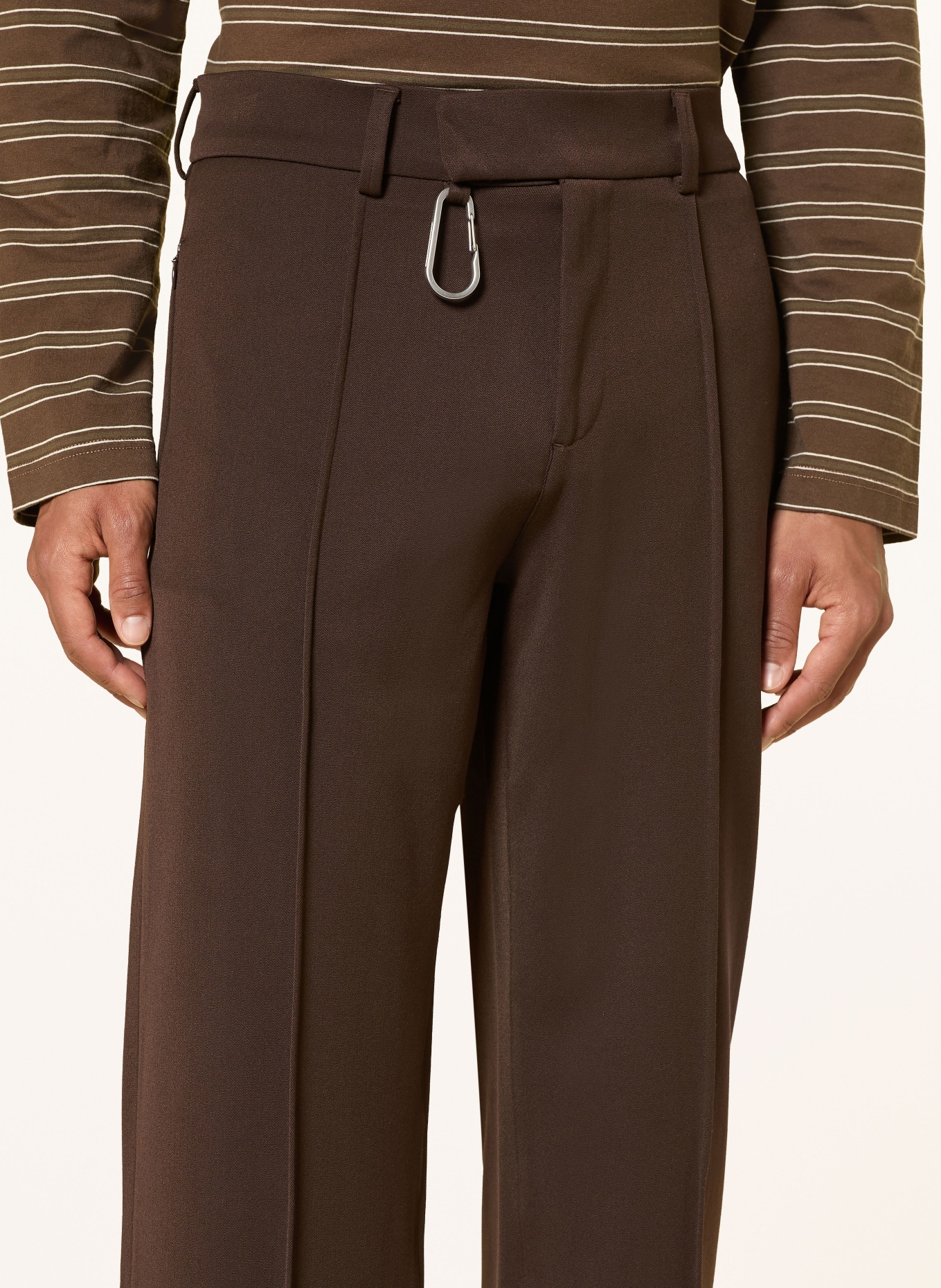 EIGHTYFIVE Pantalon coupe classique: MARRON FONCÉ