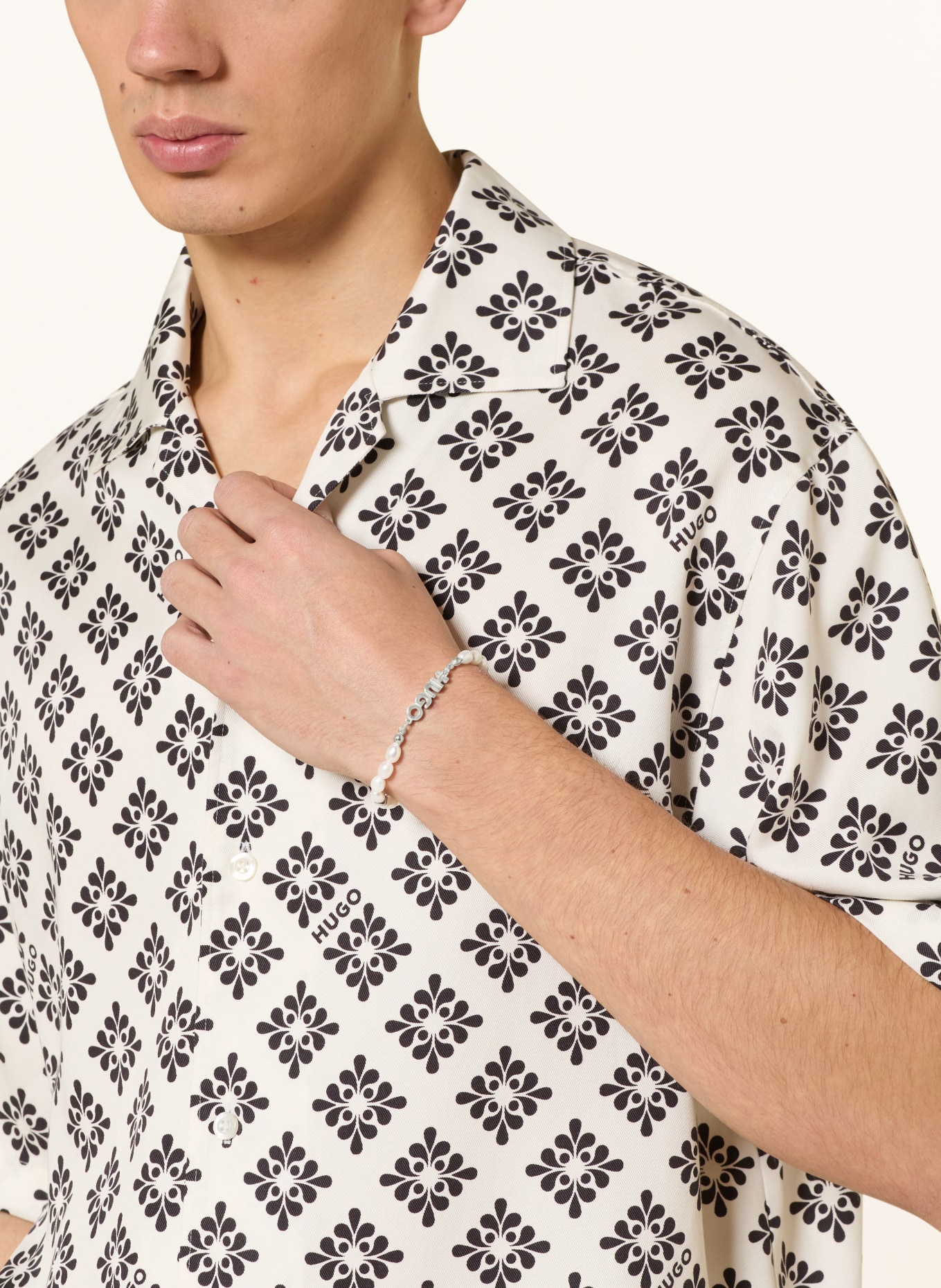 HUGO SHELLBEADS bracelet: SILVER / WHITE