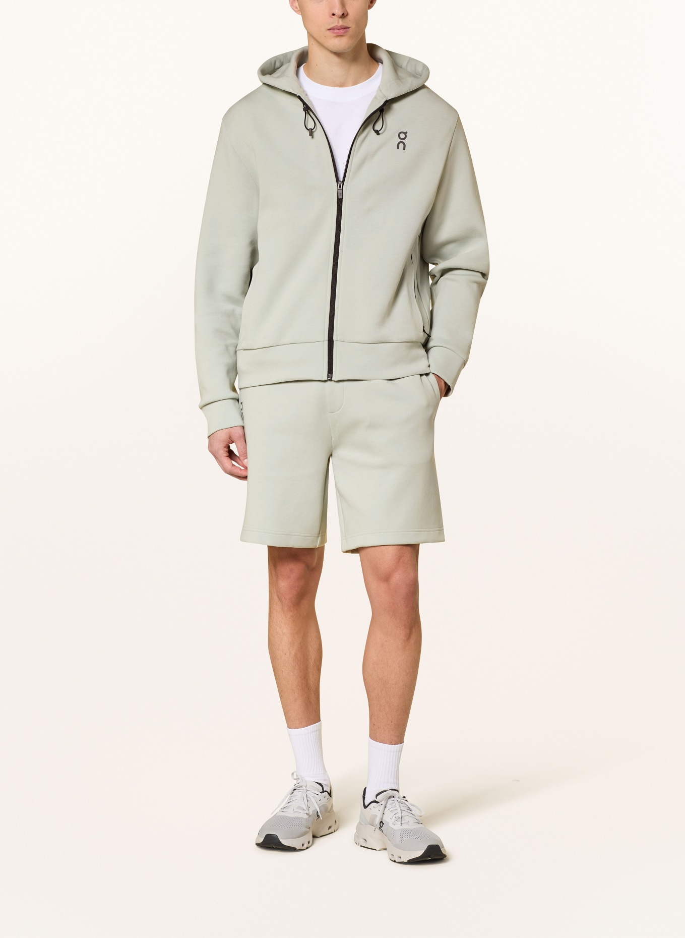 On FOCUS TECH training jacket: LIGHT GREEN