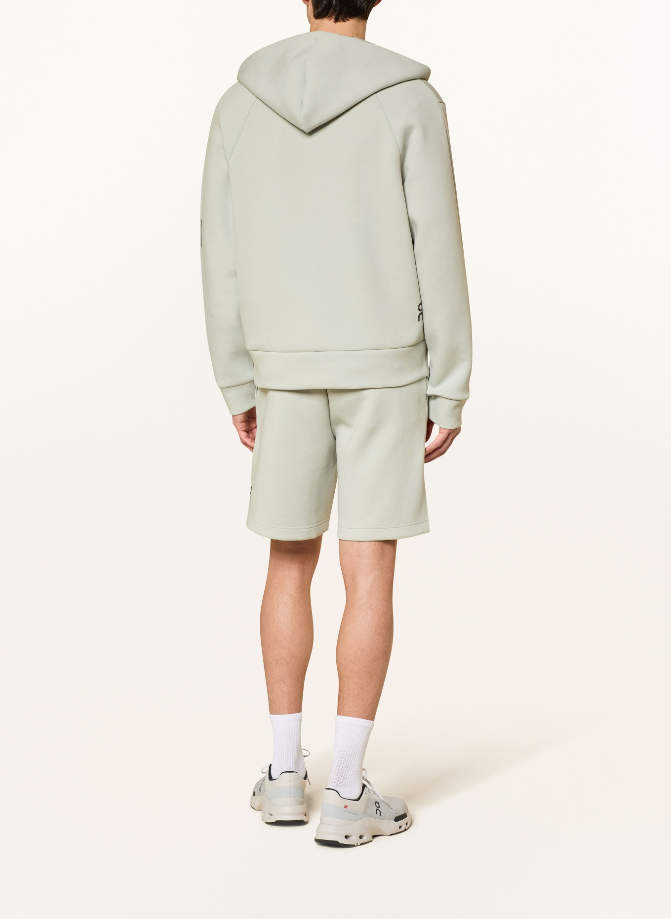 On FOCUS TECH training jacket: LIGHT GREEN