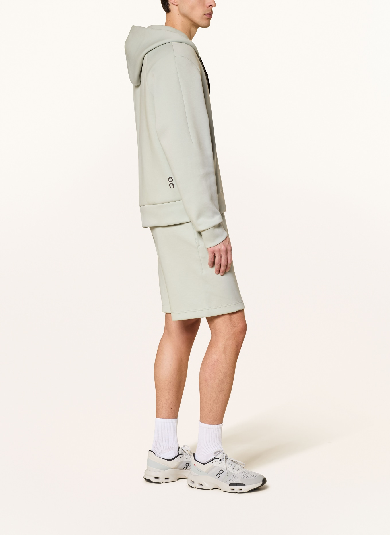 On FOCUS TECH training jacket: LIGHT GREEN