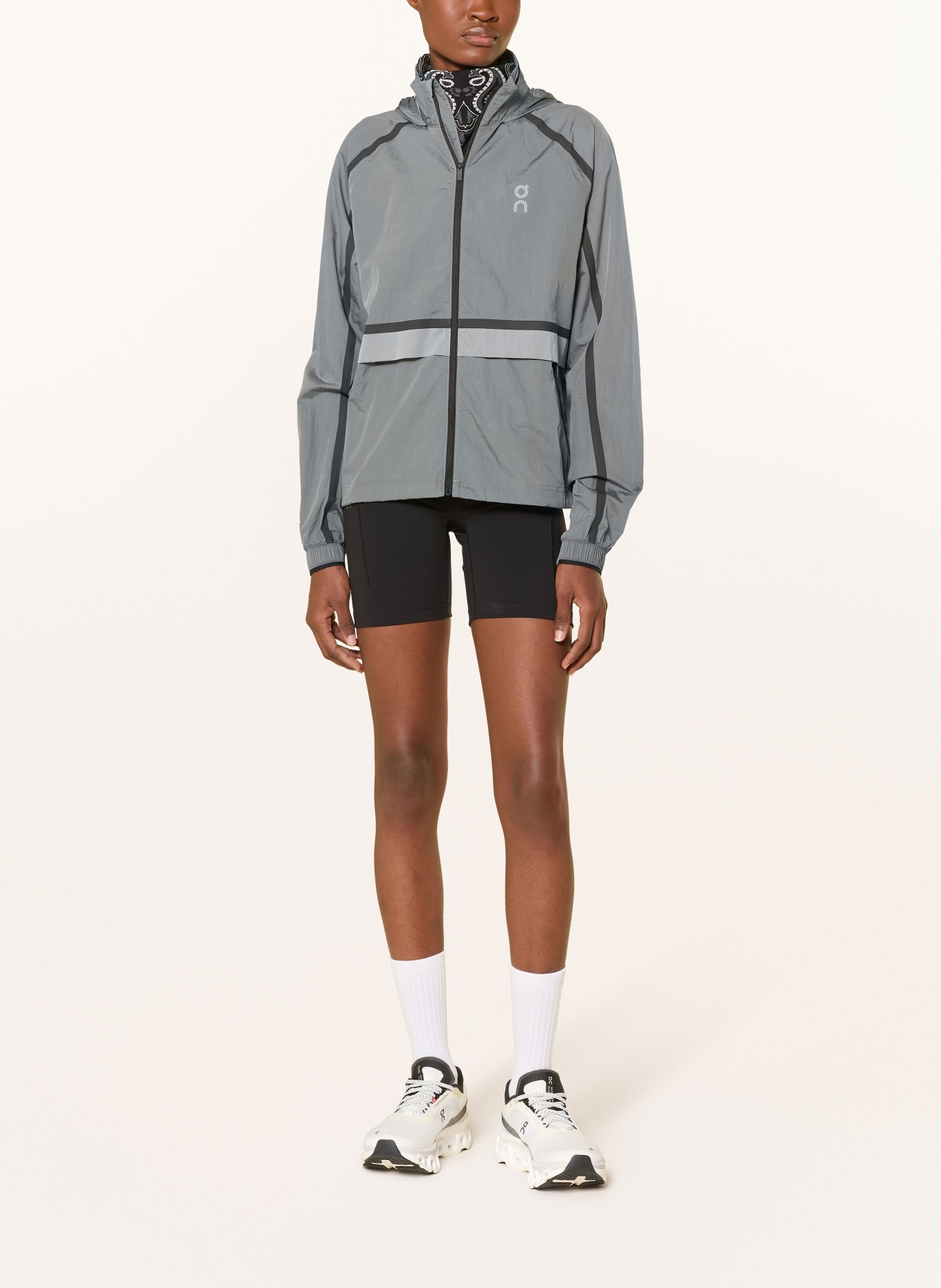 On Hardloopjack PERFORMANCE VOLT: GRIJS