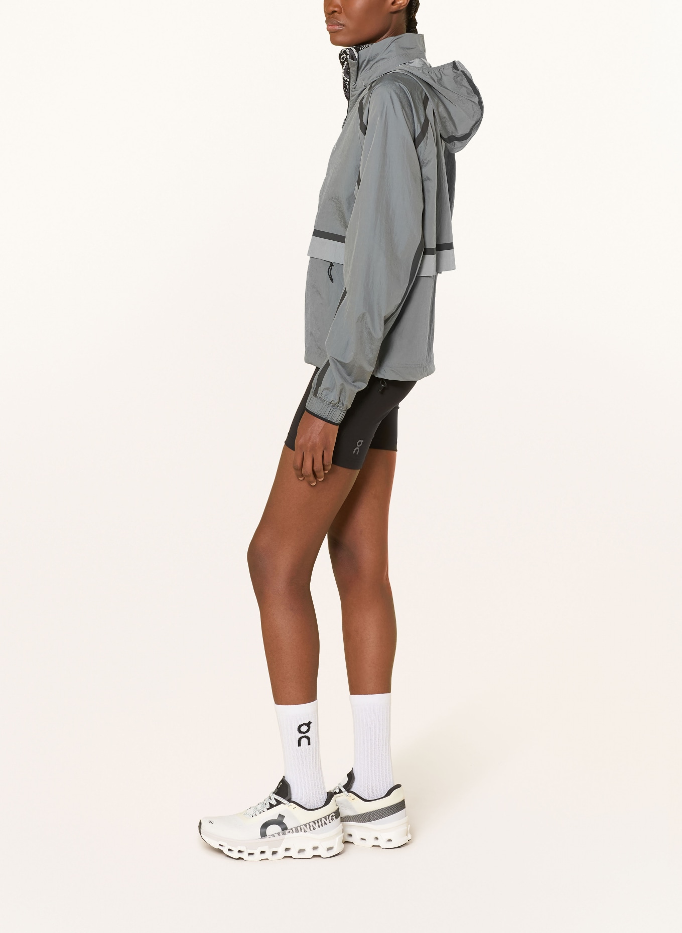 On Hardloopjack PERFORMANCE VOLT: GRIJS