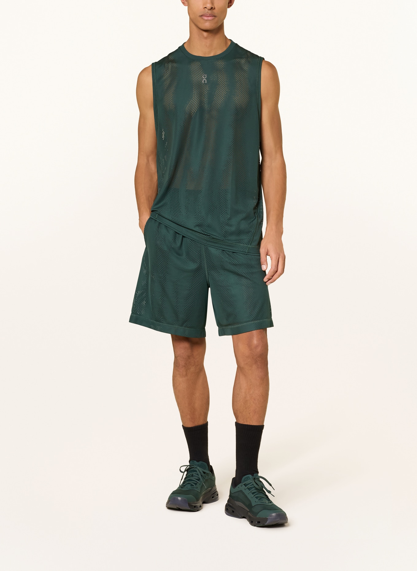 On 2-in-1 trainingsshort TRAIN VOLT: DONKERGROEN