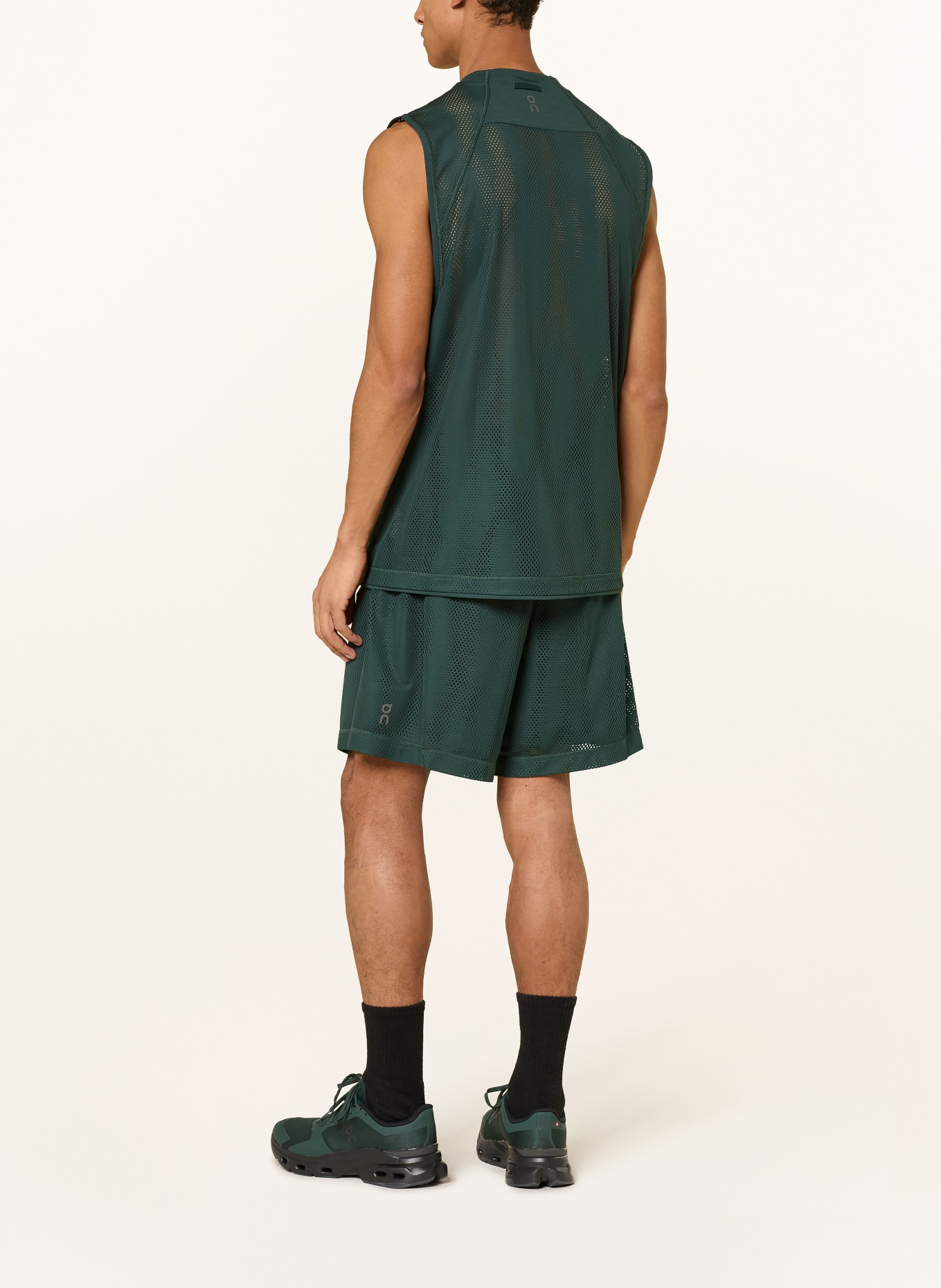 On 2-in-1 trainingsshort TRAIN VOLT: DONKERGROEN