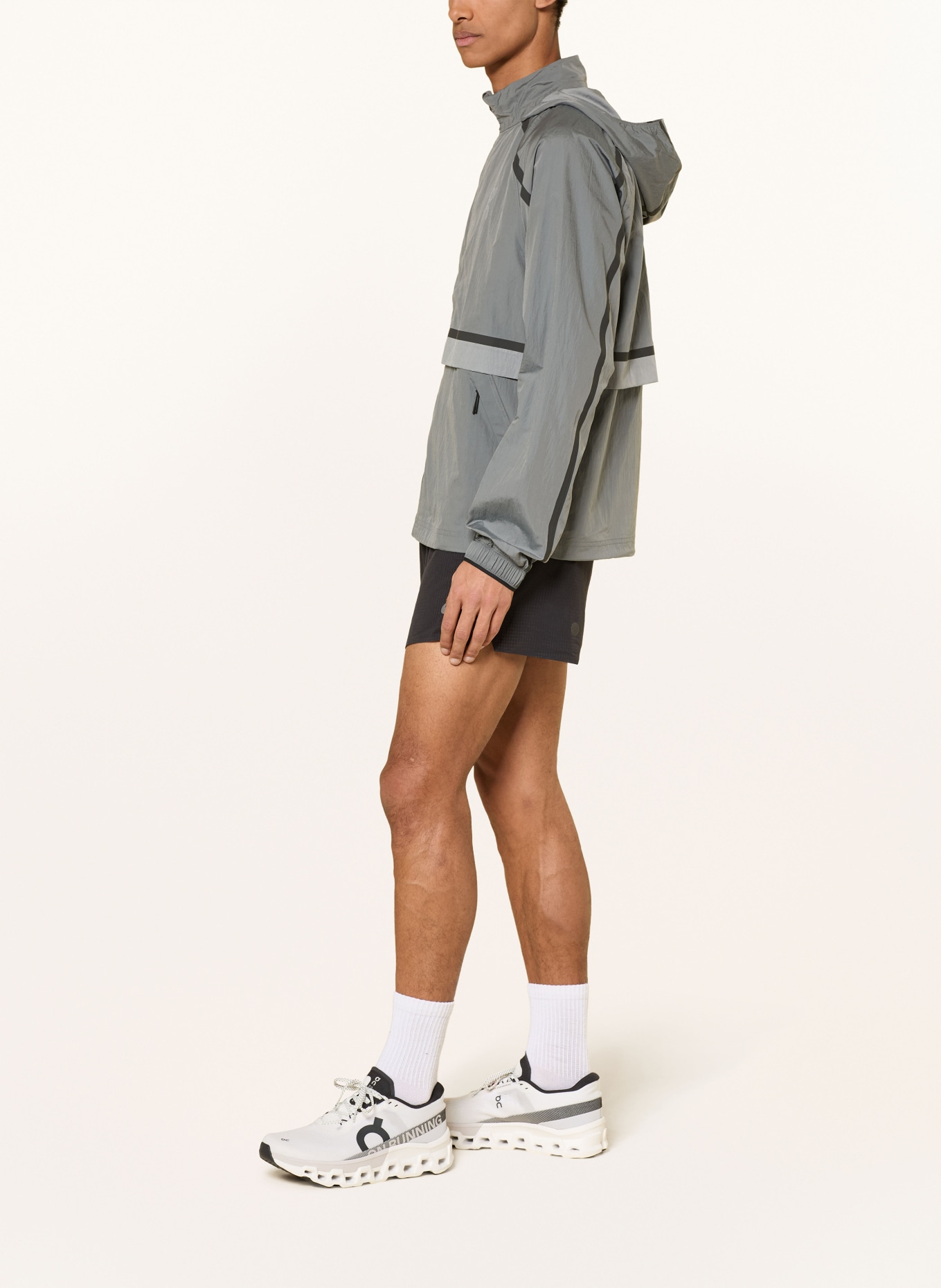 On Hardloopjack PERFORMANCE VOLT: GRIJS