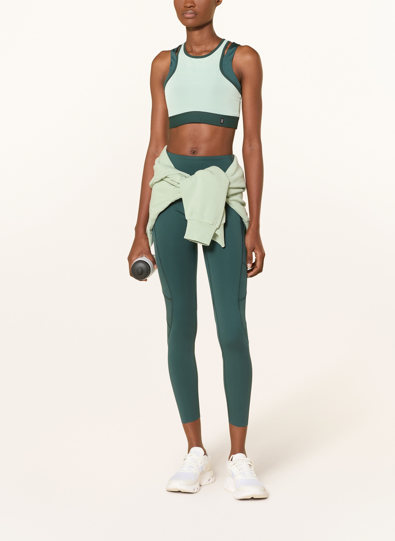 On Sportbeha TRAIN VOLT van mesh: MINT / DONKERGROEN