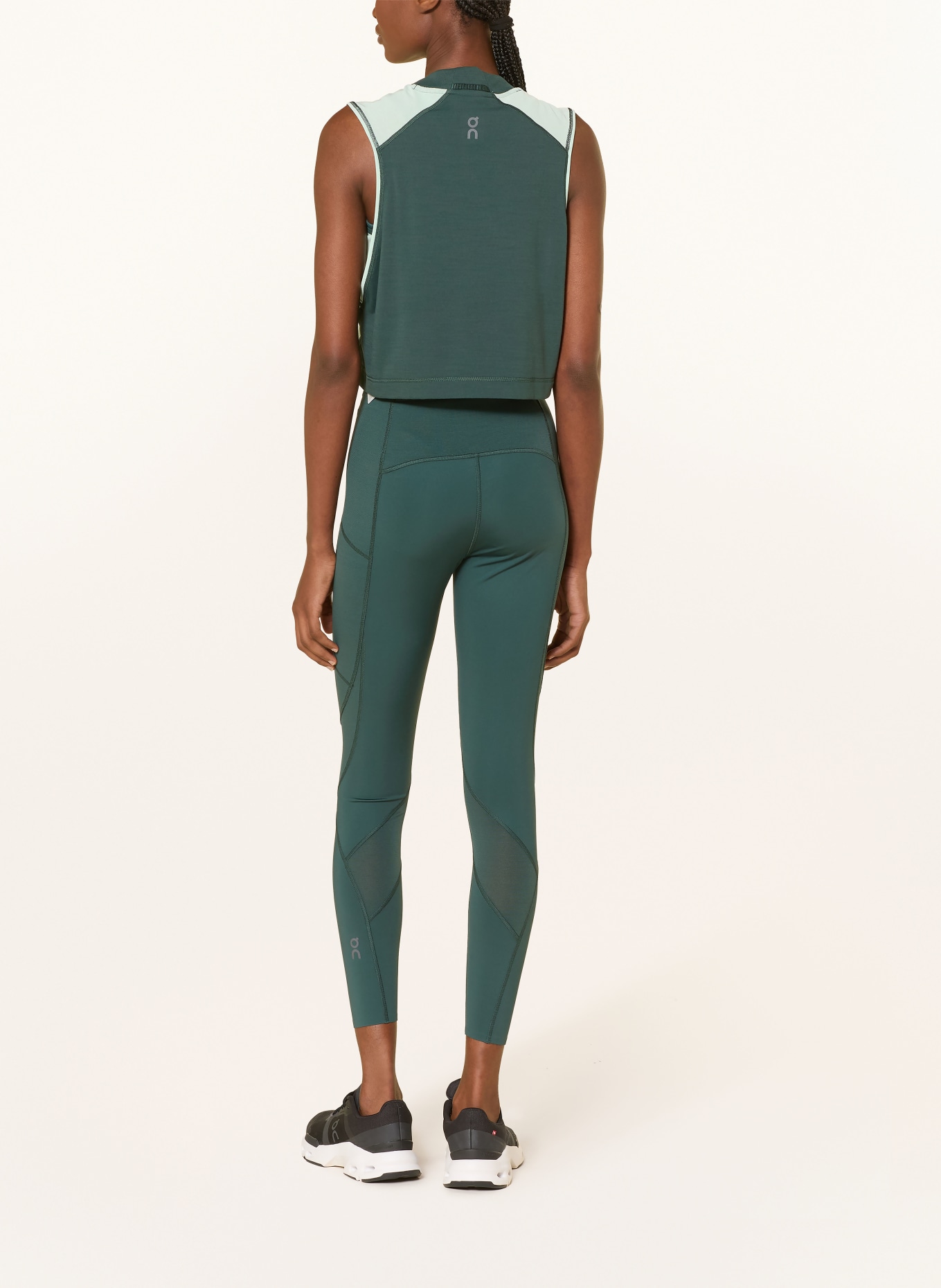 On Cropped top TRAIN VOLT: DONKERGROEN / LICHTGROEN