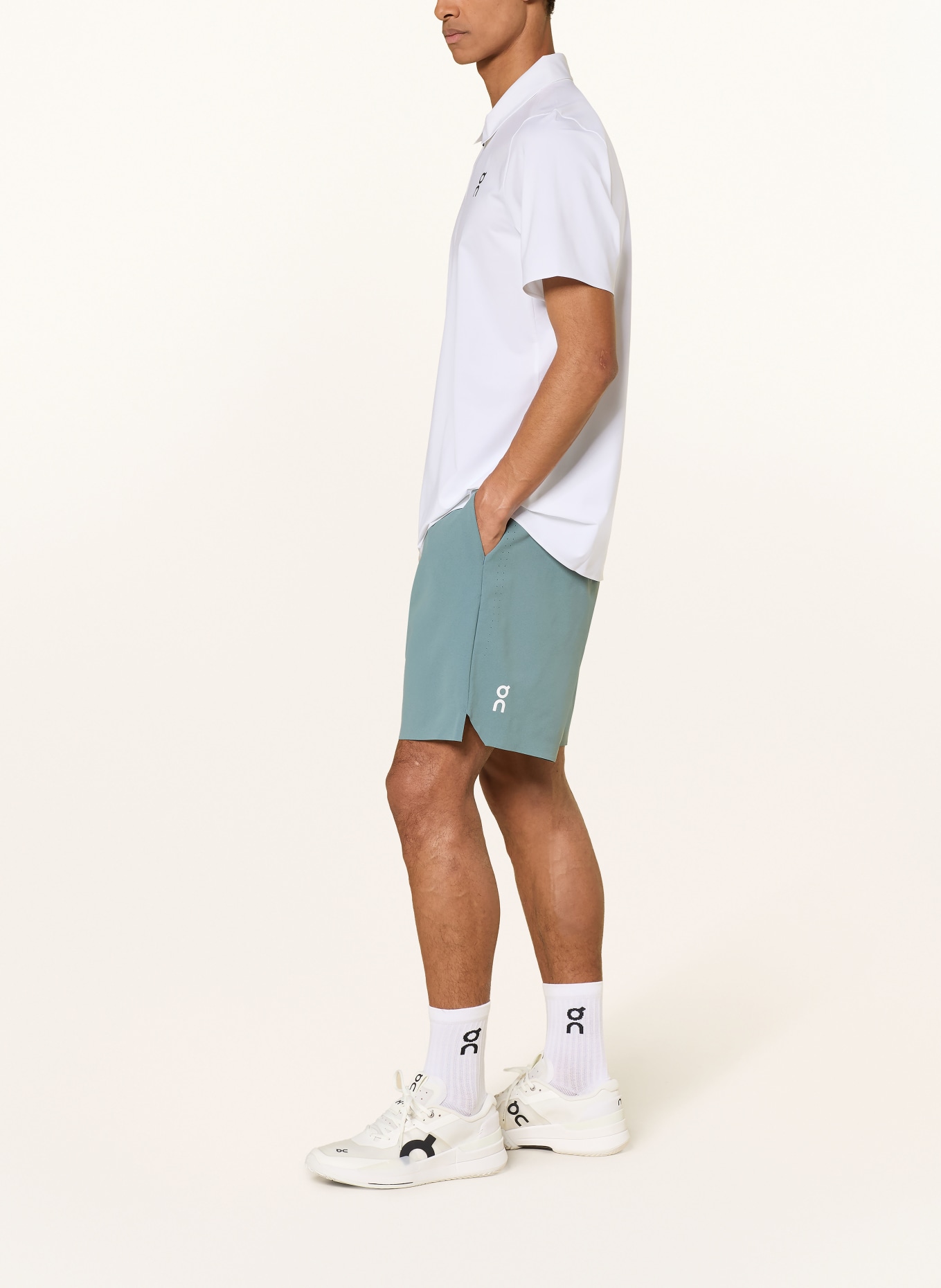 On Tennisshorts COURT: PETROL