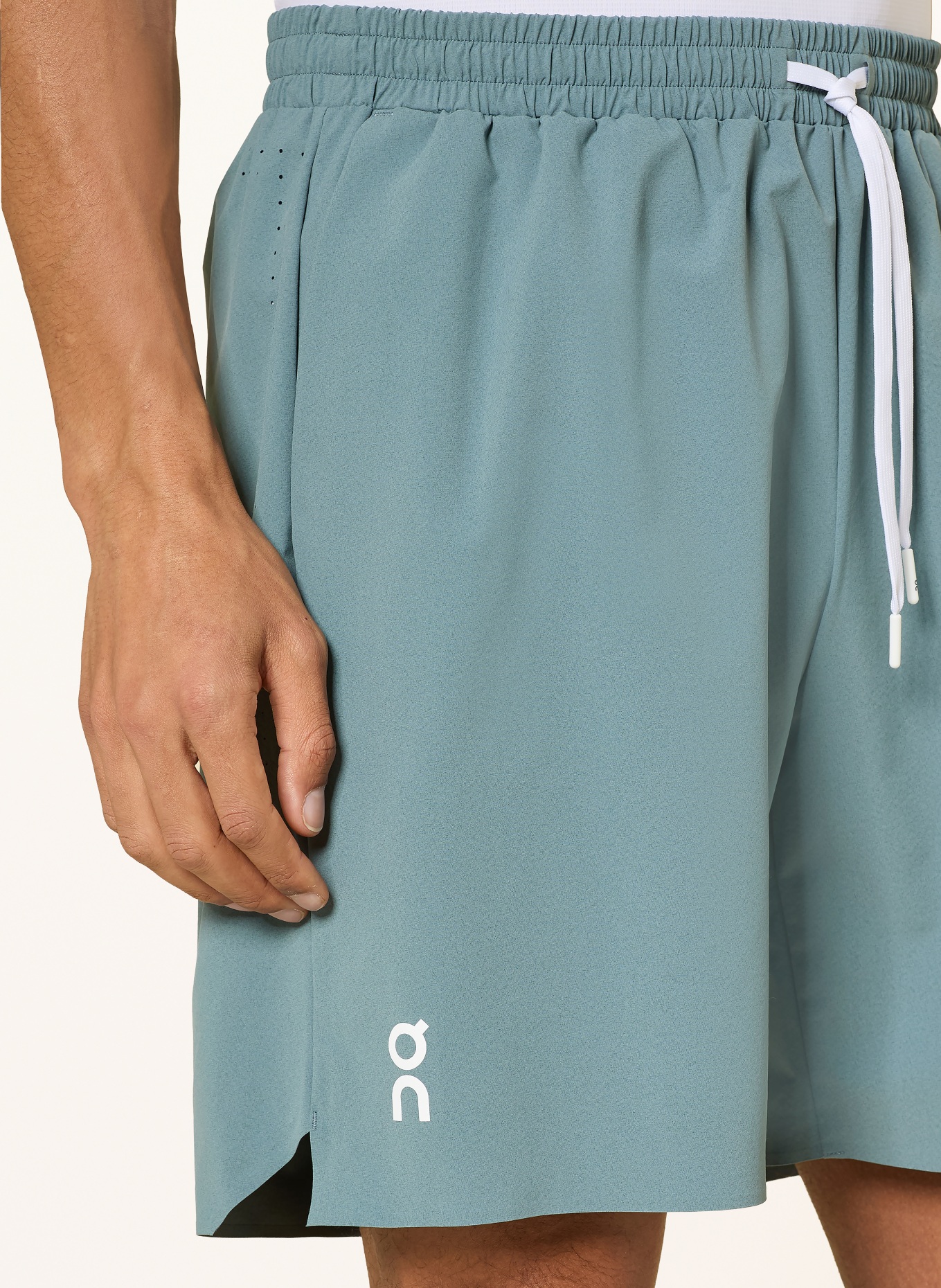 On Tennisshorts COURT: PETROL