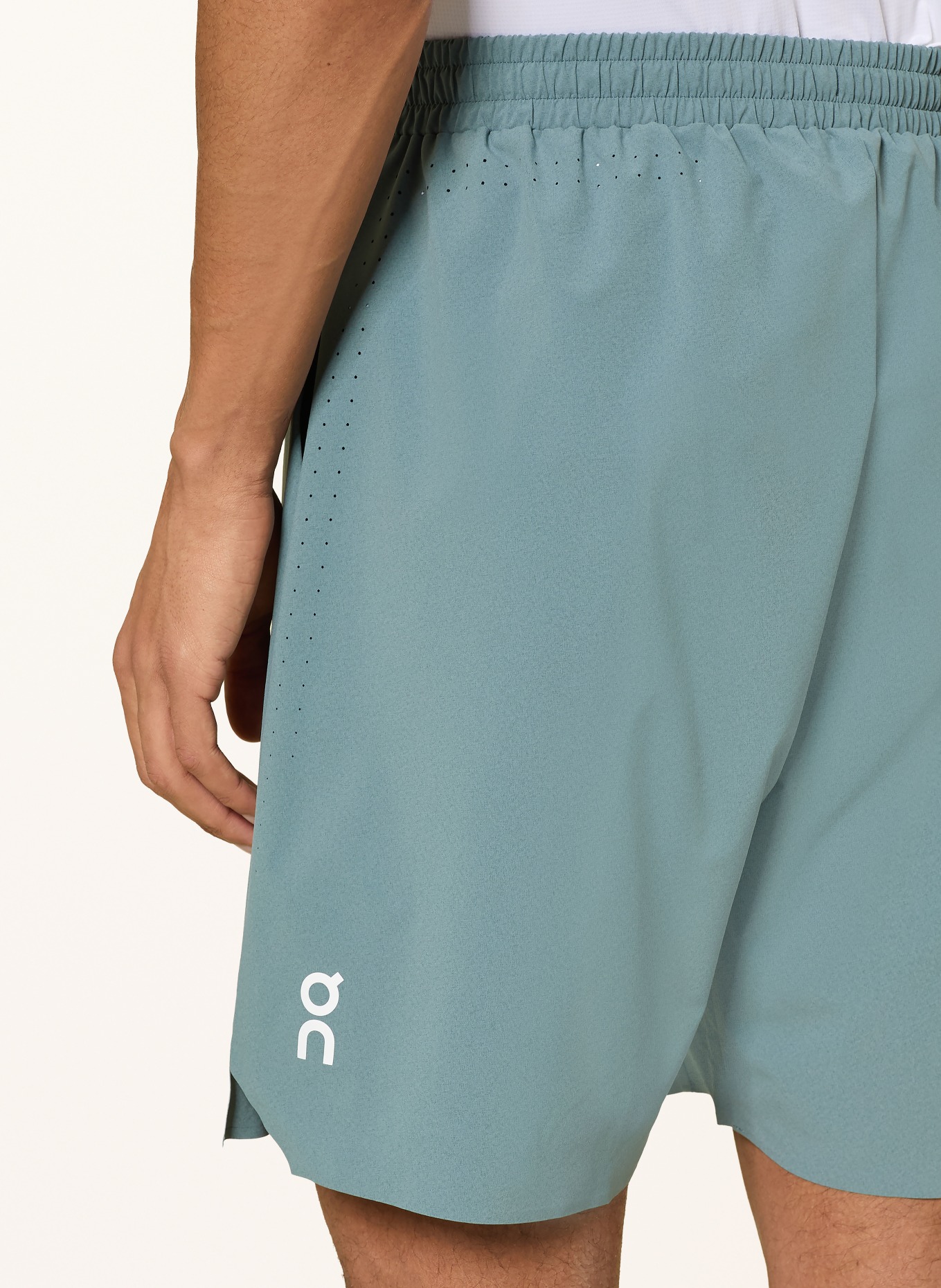 On Tennisshorts COURT: PETROL