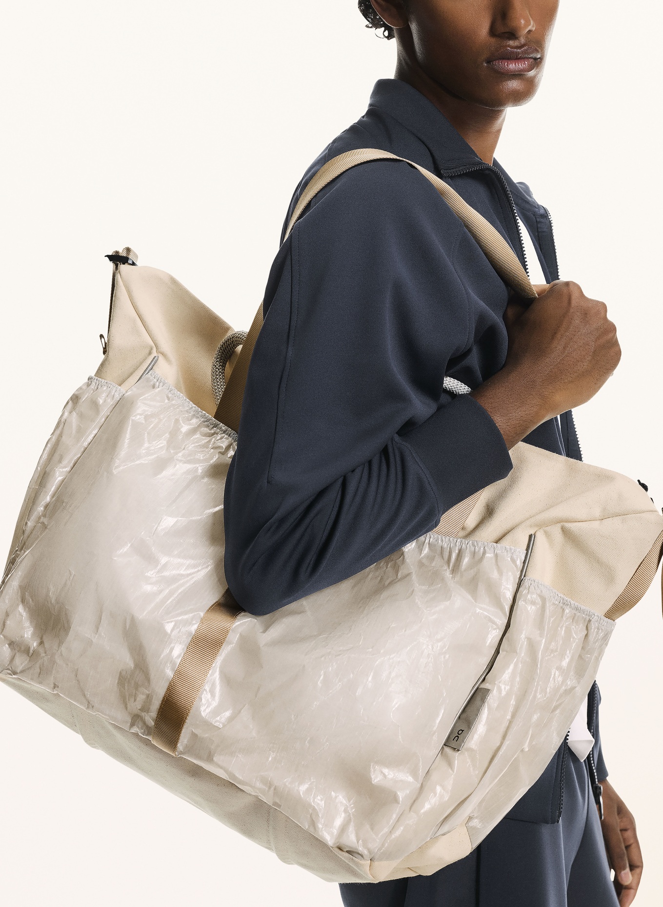 On COURT PACK 40 l sports bag: BEIGE / CREAM / LIGHT GRAY
