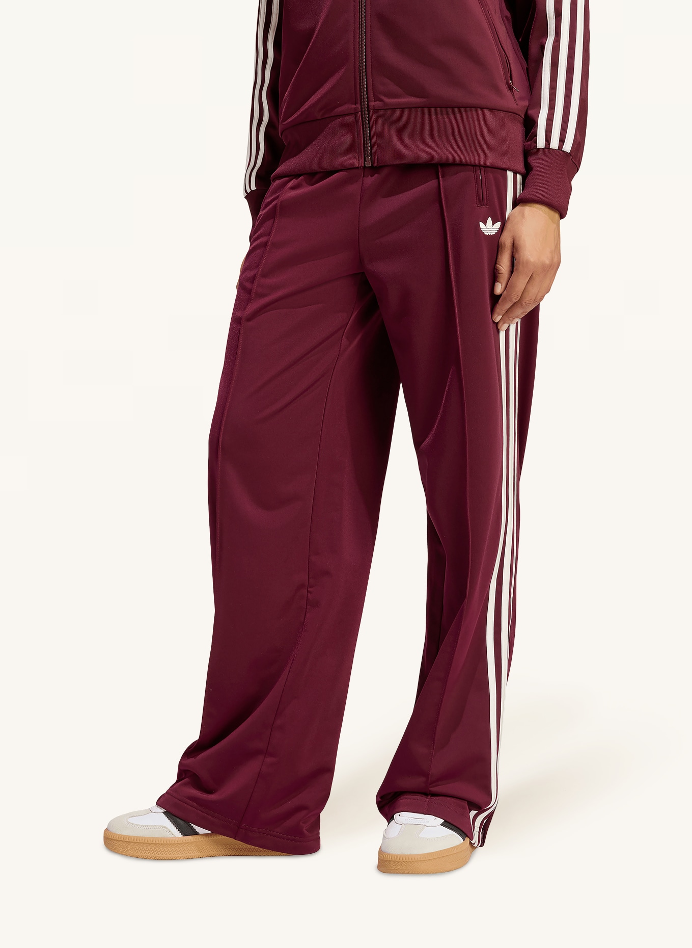 adidas Originals Pantalon de survêtement FIREBIRD LOOSE avec bandes galonnées: ROUGE FONCÉ / BLANC