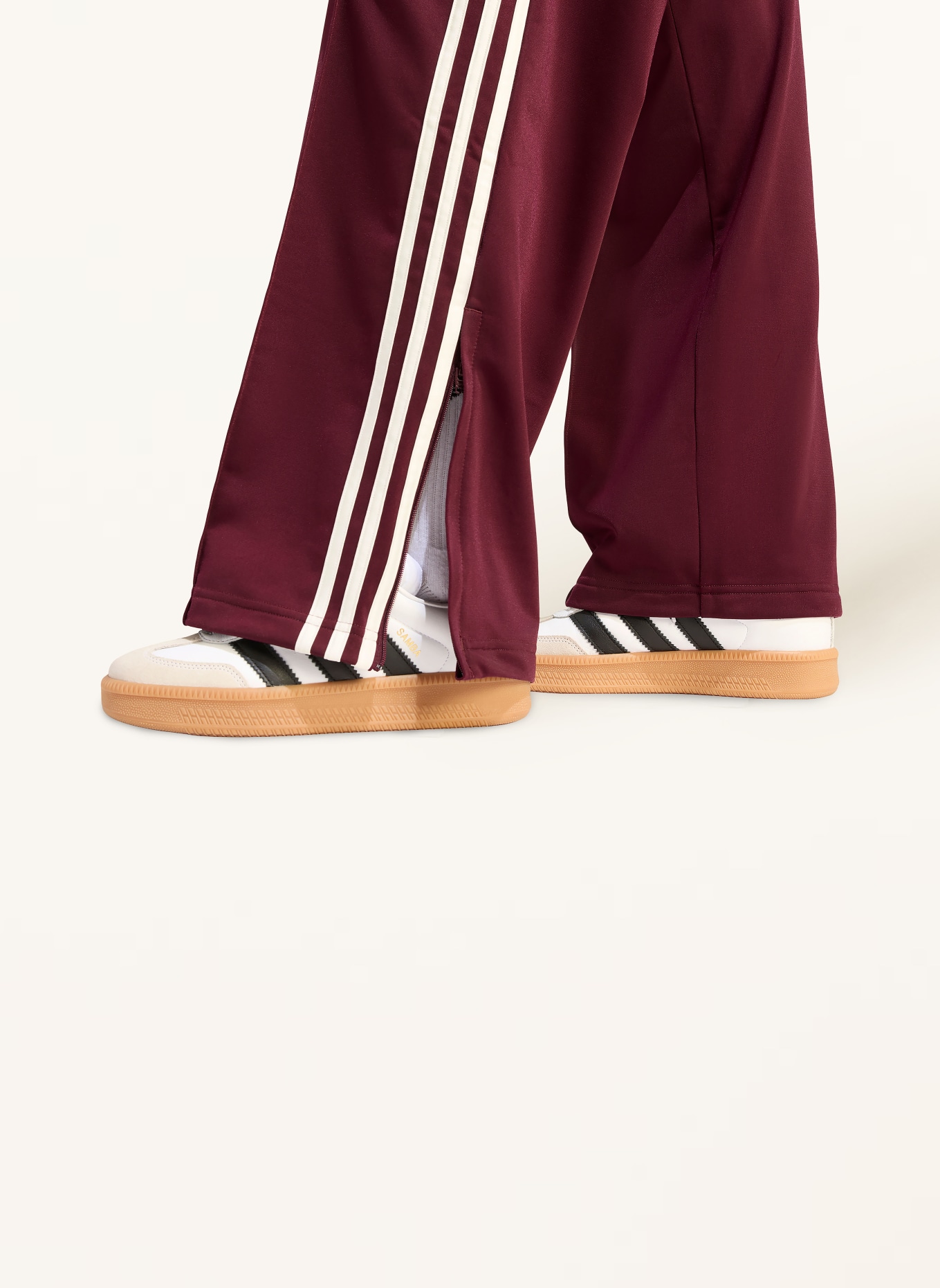 adidas Originals Pantalon de survêtement FIREBIRD LOOSE avec bandes galonnées: ROUGE FONCÉ / BLANC
