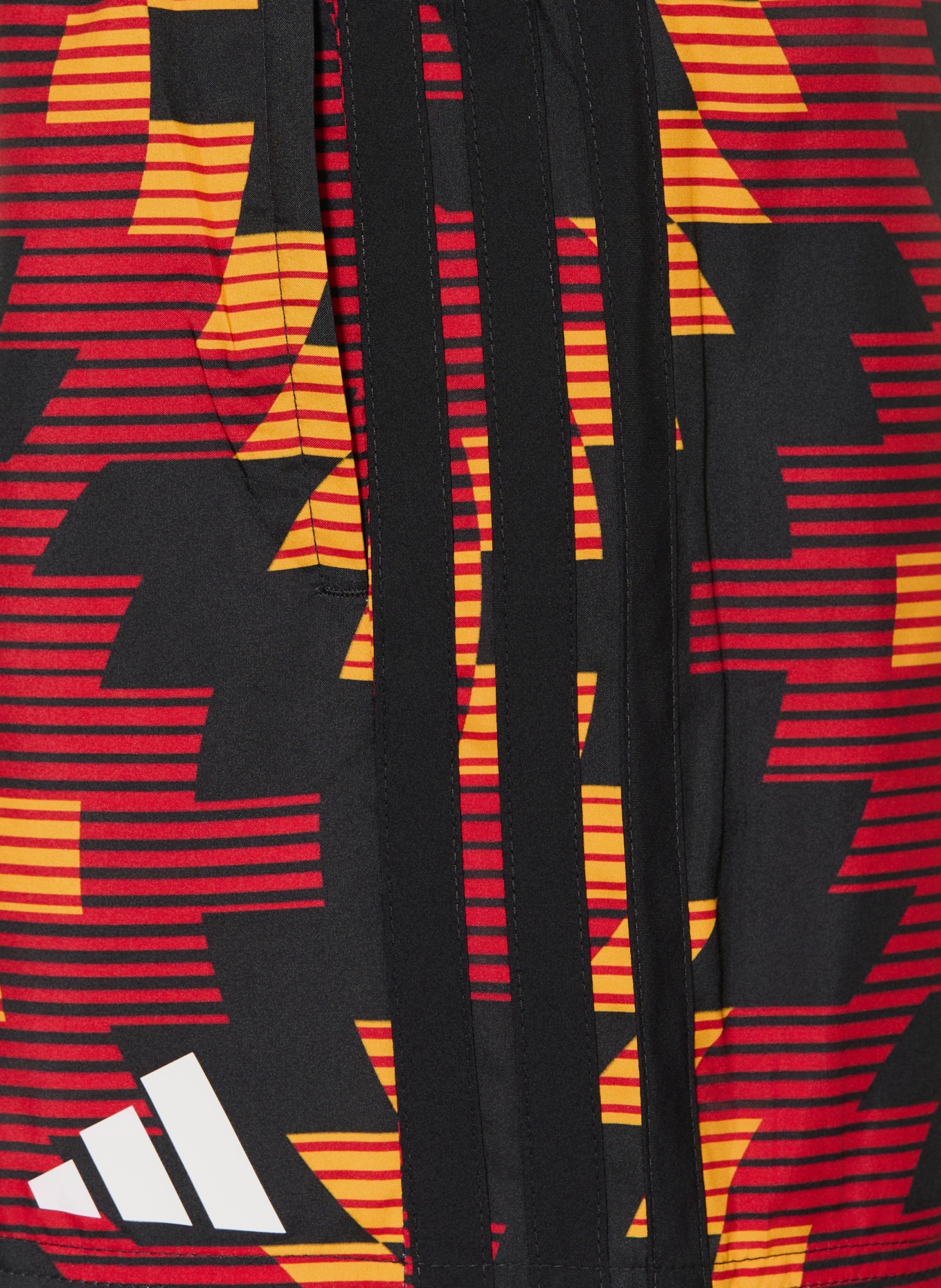 adidas Badeshorts FOOTBALL-INSPIRED GRAPHIC 5-INCH: SCHWARZ / ROT / GELB