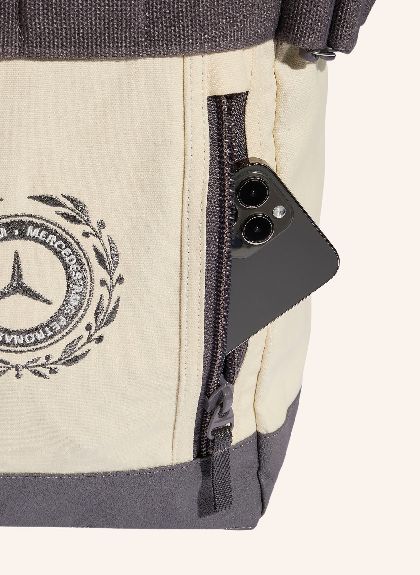 adidas Shopper MERCEDES - AMG PETRONAS FORMULA 1 TEAM SILVER ARROWS: CREME / DUNKELGRAU