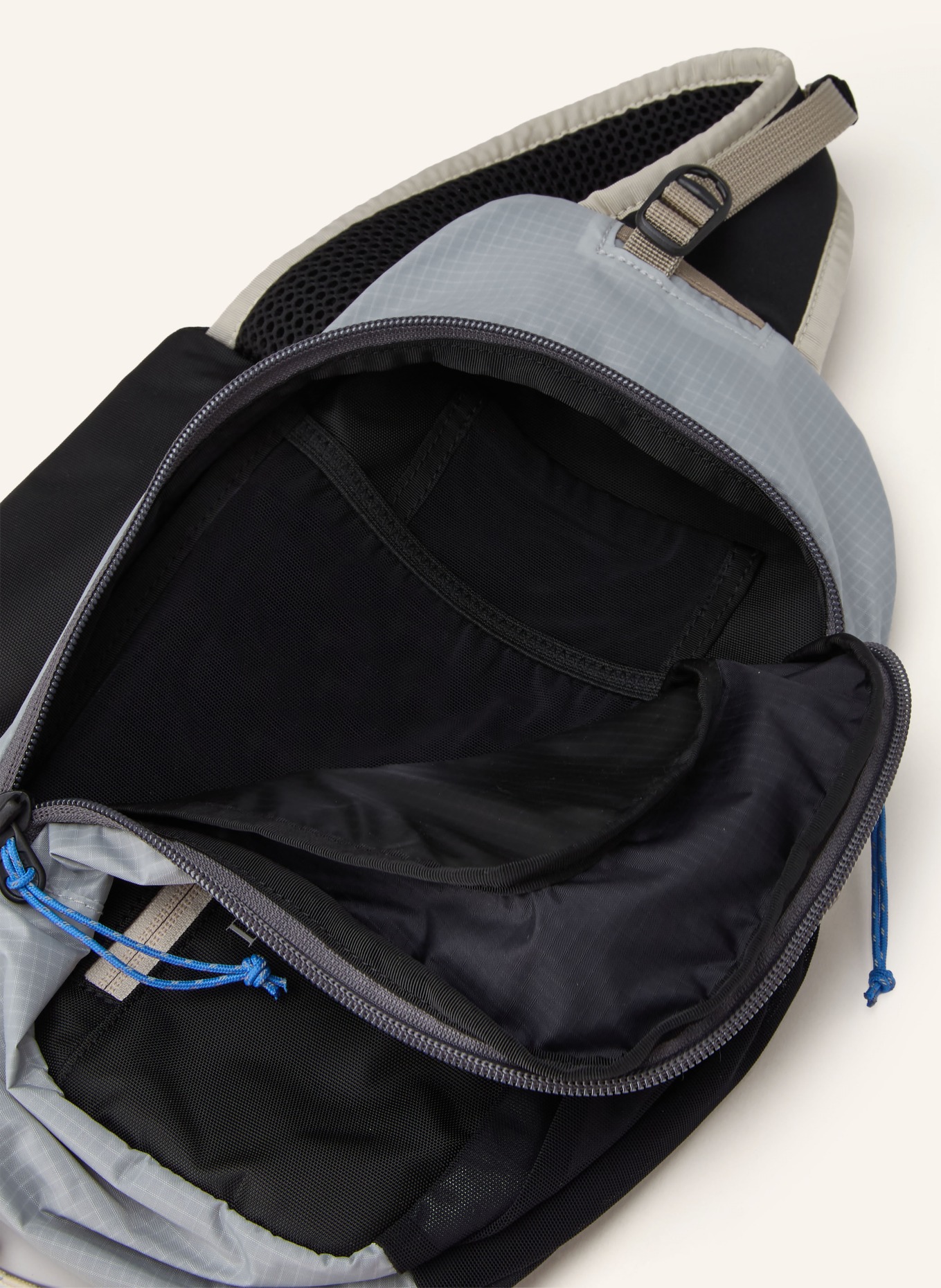 Peak Performance Sac à bandoulière OUTDOOR SLINGBACK: GRIS CLAIR / BEIGE / NOIR