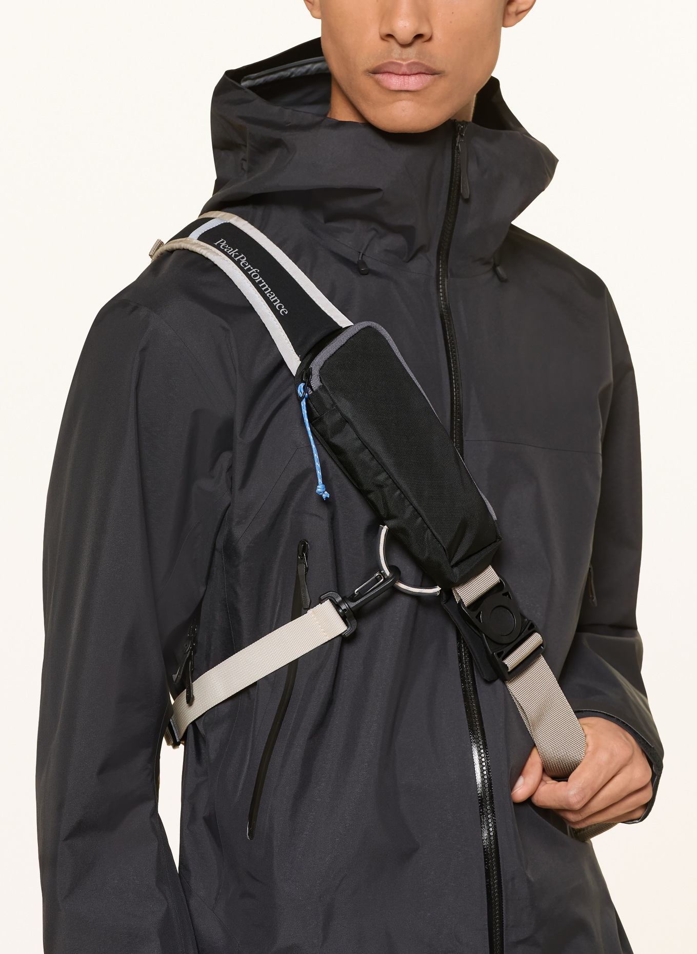 Peak Performance OUTDOOR SLINGBACK shoulder bag: LIGHT GRAY / BEIGE / BLACK