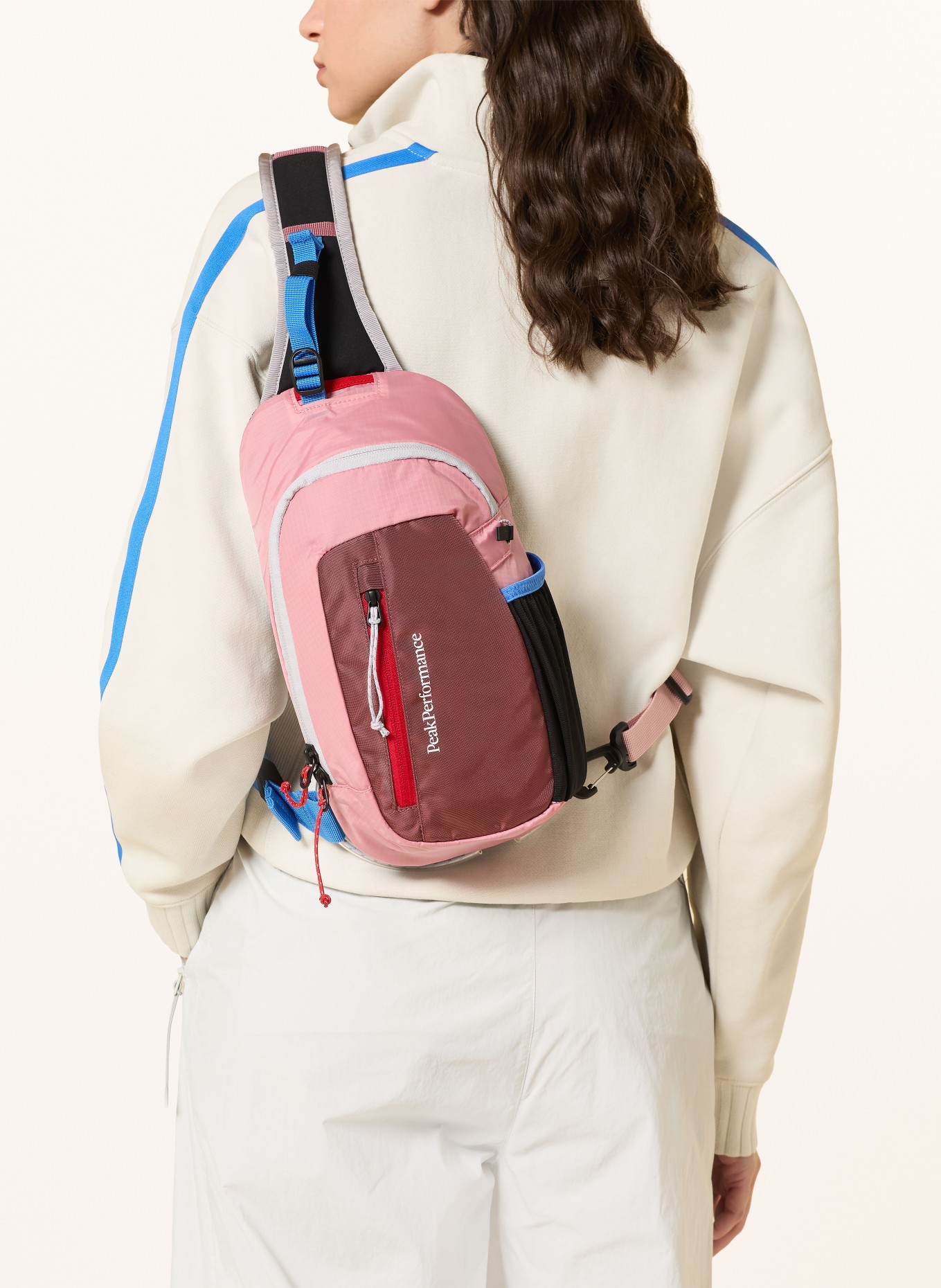 Peak Performance OUTDOOR SLINGBACK shoulder bag: LIGHT RED / BLUE / BLACK