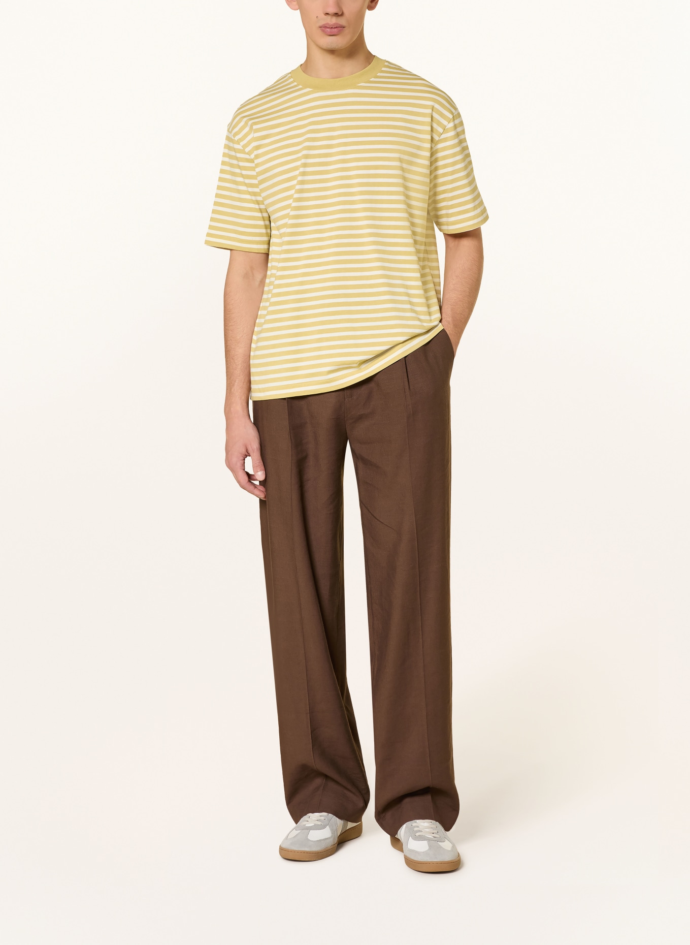 COS T-shirt: CRÈME / LICHTGROEN