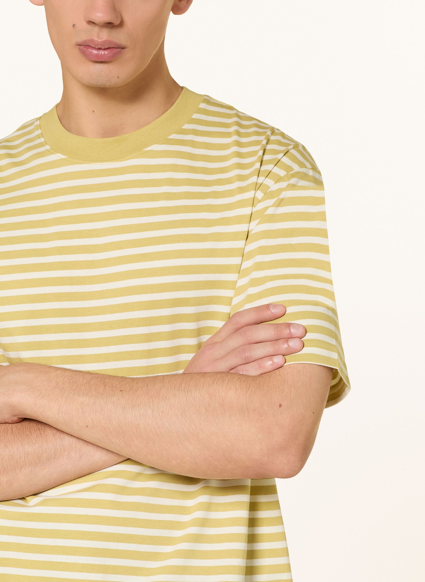 COS T-shirt: CRÈME / LICHTGROEN