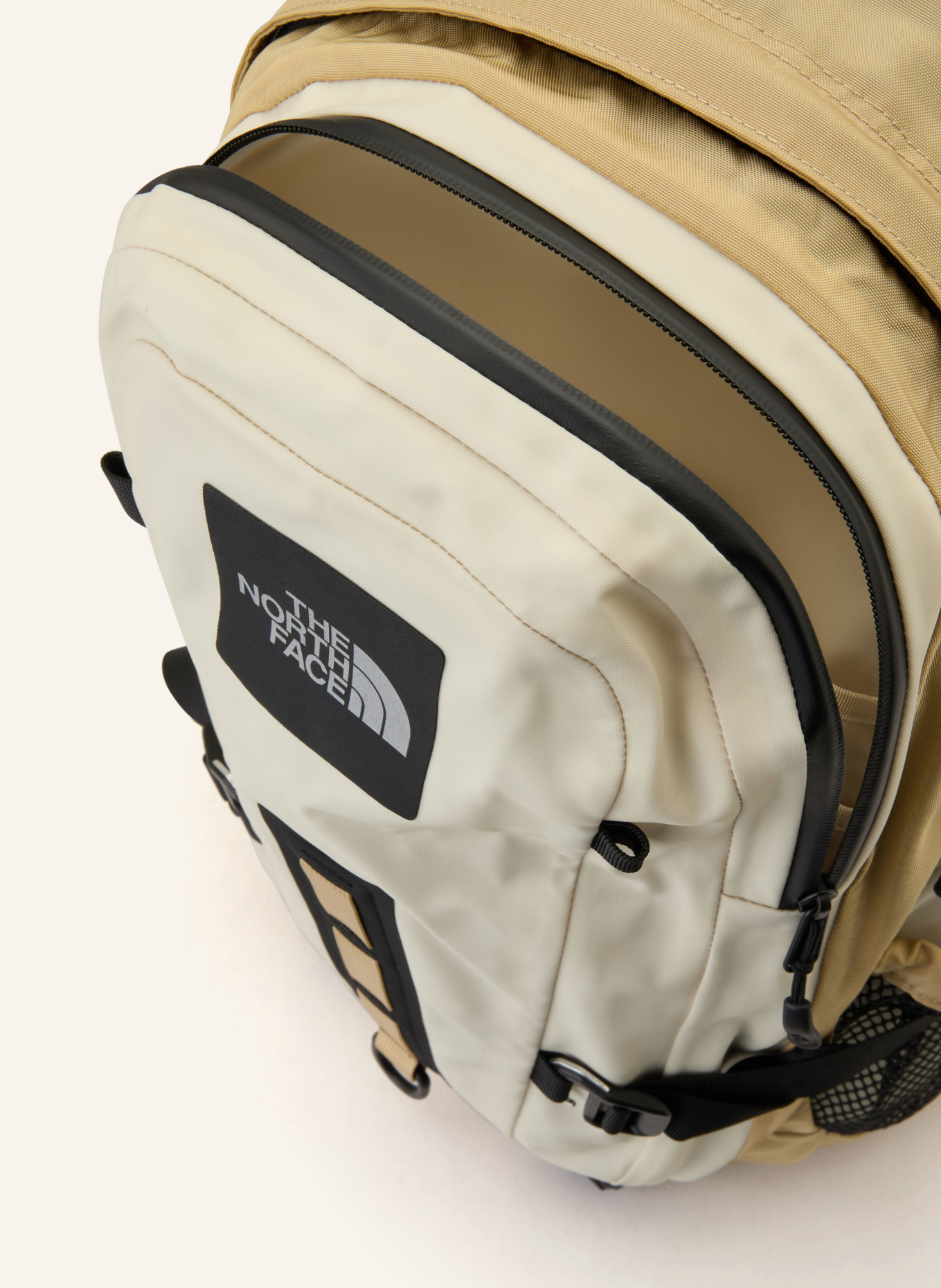 THE NORTH FACE HOT SHOT BASE CAMP 25.5 l backpack with laptop compartment: ECRU / BEIGE