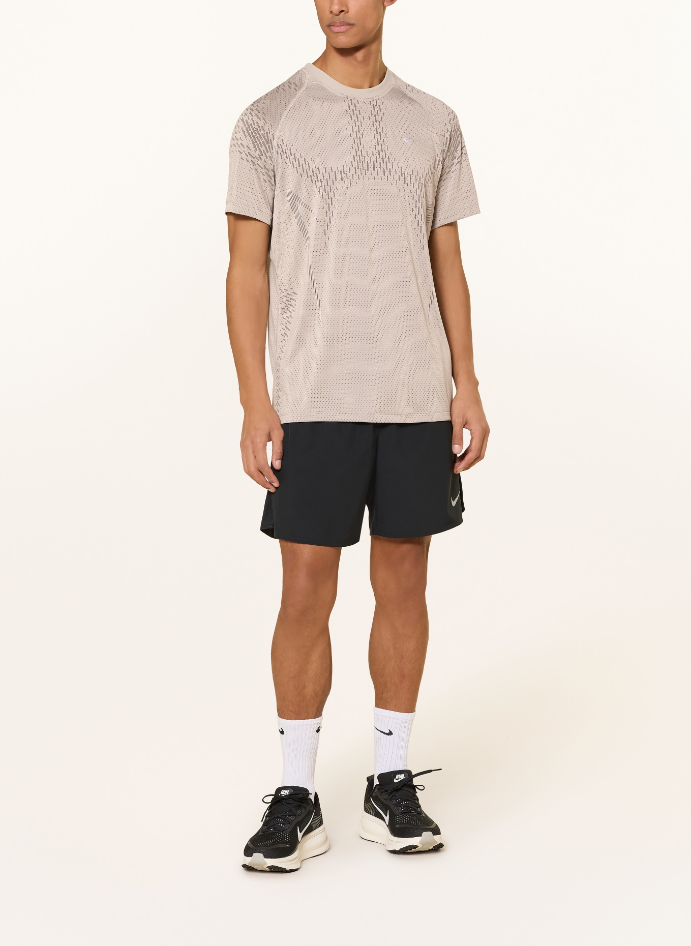 Nike STRIDE PLUS running shirt: TAUPE / BROWN