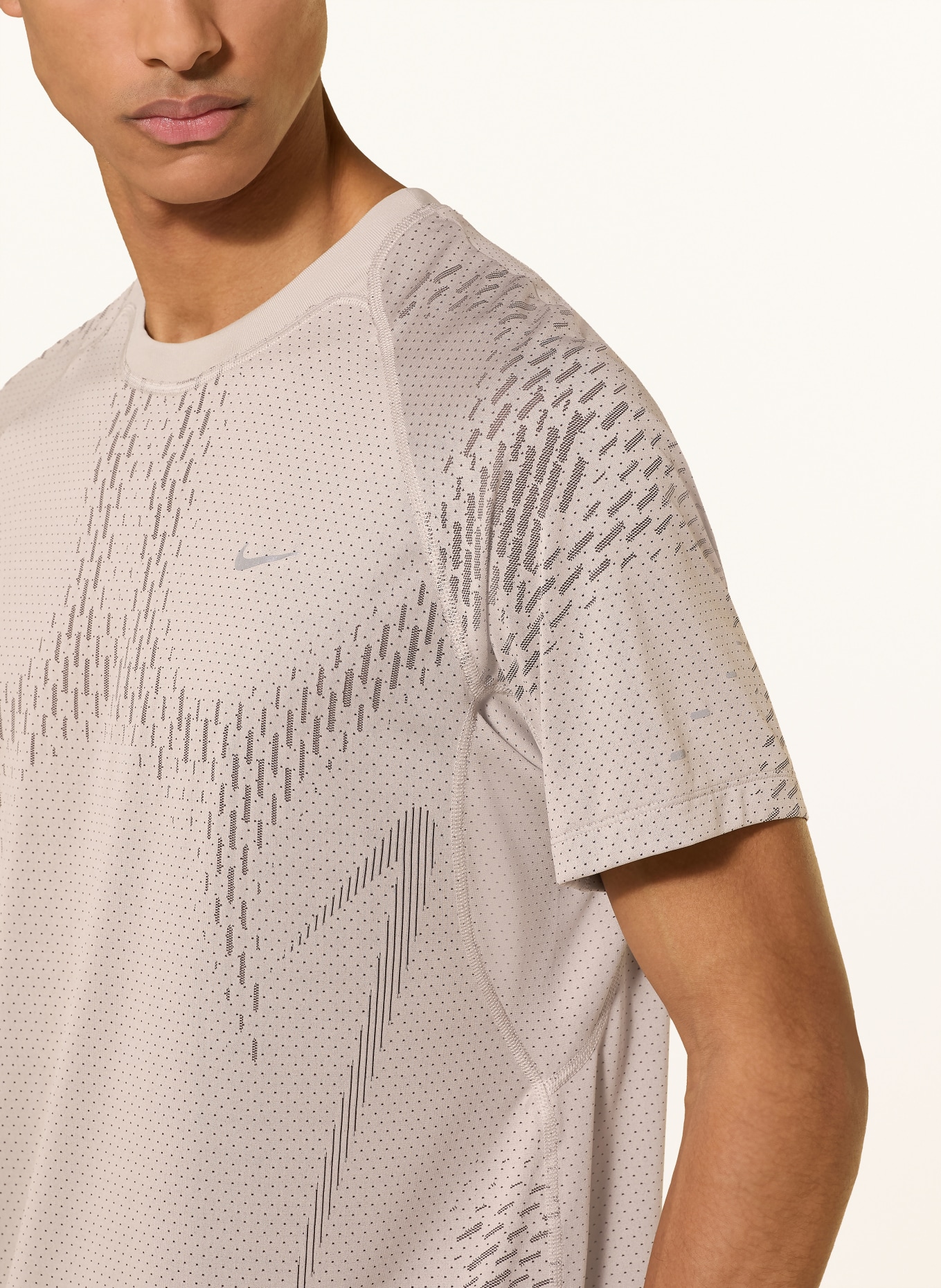 Nike STRIDE PLUS running shirt: TAUPE / BROWN