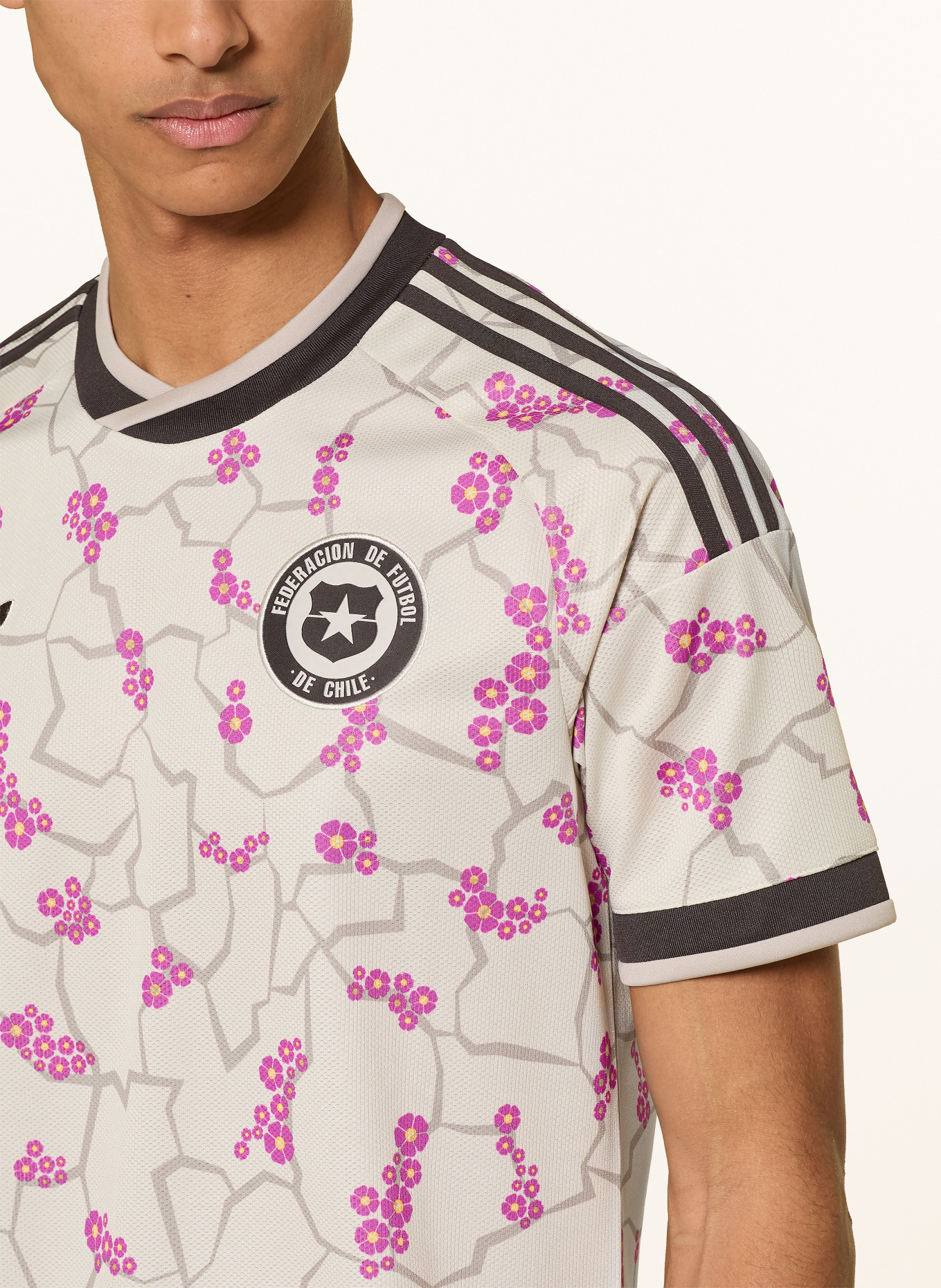 adidas Koszulka wyjazdowa CHILE 26: JASNOBRĄZOWY / CIEMNOBRĄZOWY / JASKRAWY FIOLETOWY