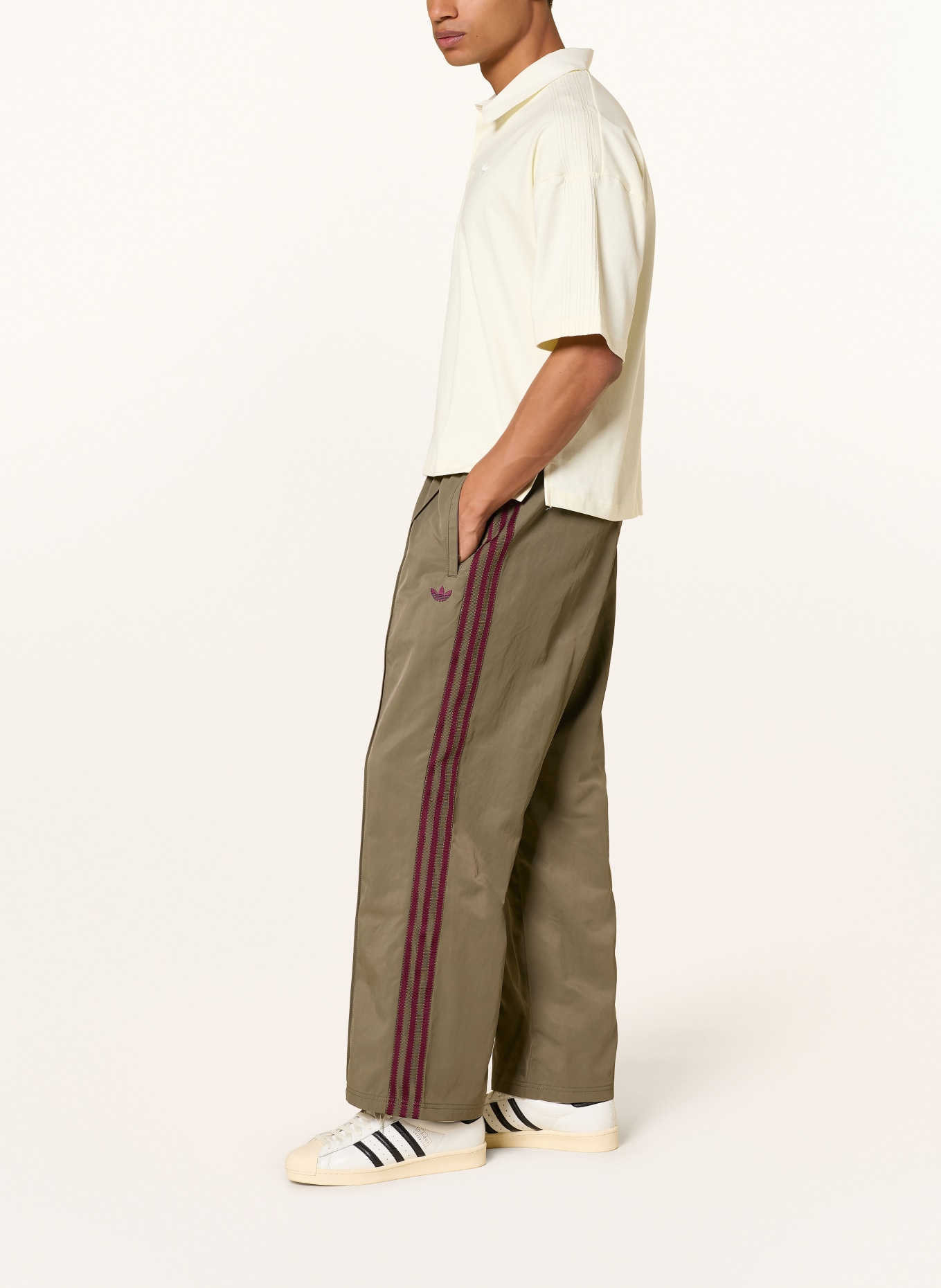 adidas Originals Trainingshose BRITCORE: OLIV / DUNKELROT