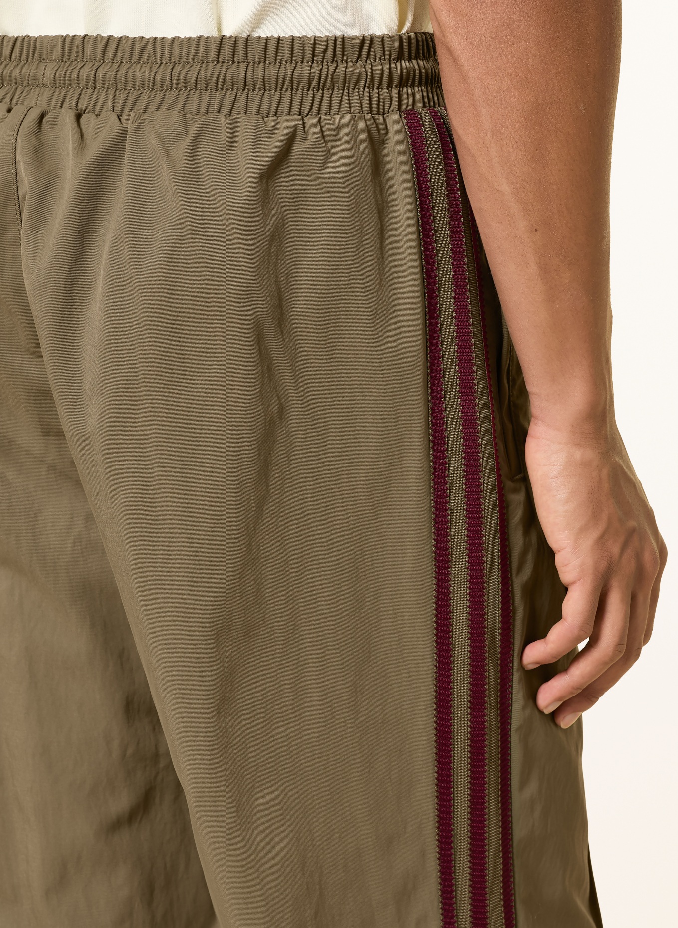 adidas Originals Trainingshose BRITCORE: OLIV / DUNKELROT