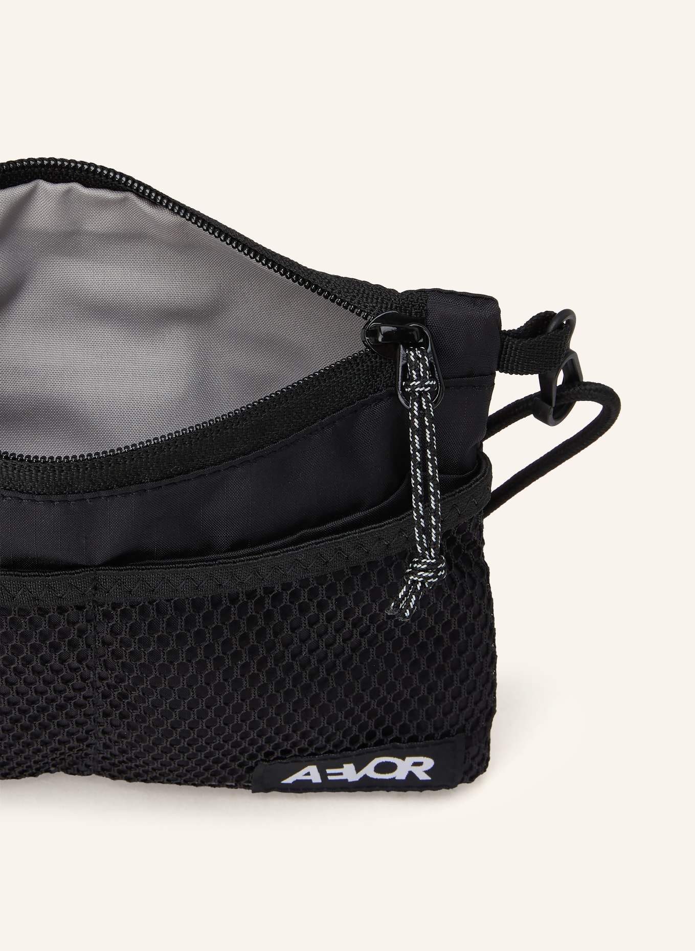 AEVOR Umhängetasche CHEST POUCH: SCHWARZ