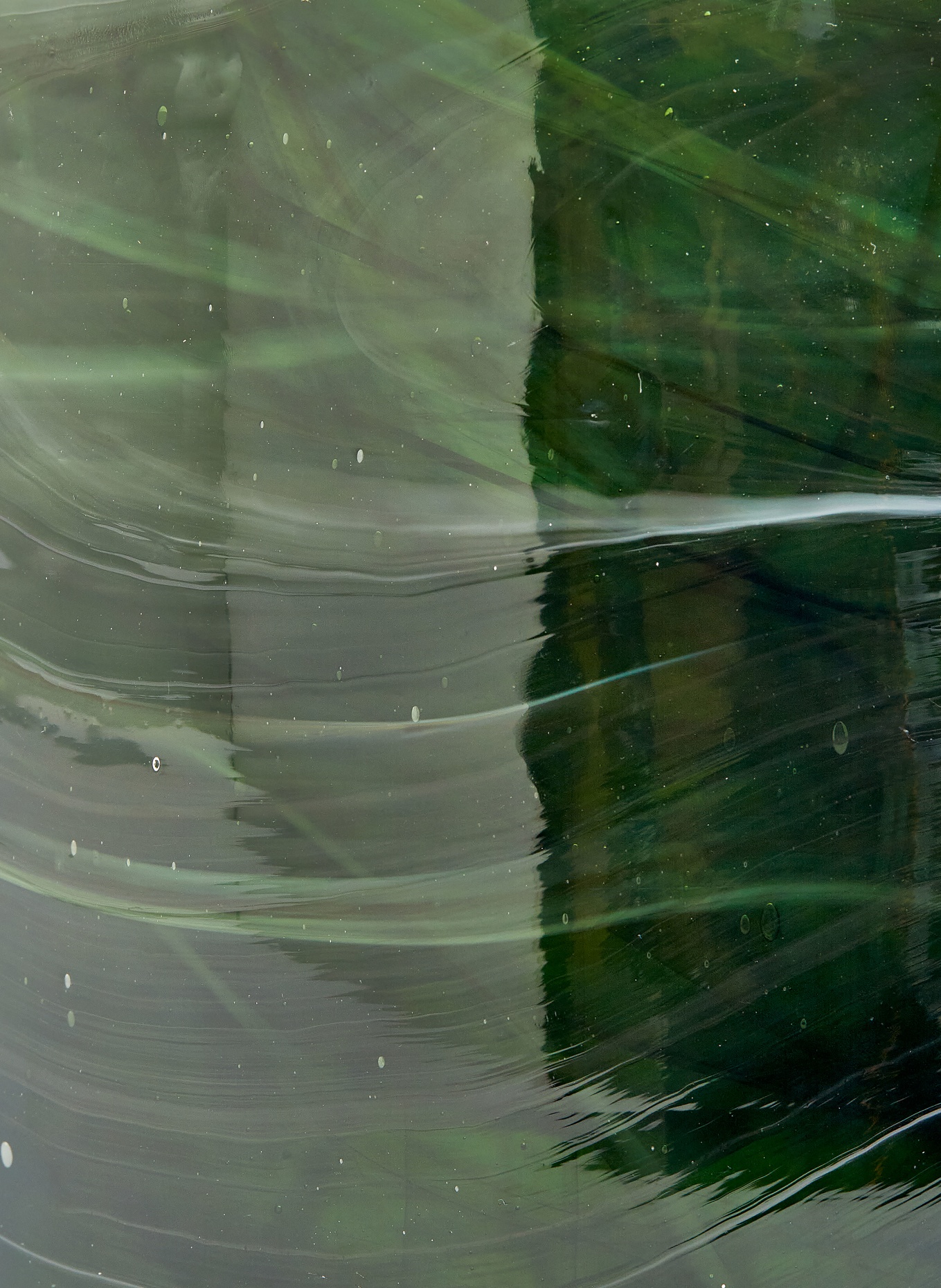 POLSPOTTEN Vaas MARBLED GLASS SMALL: GROEN / CRÈME / DONKERGROEN