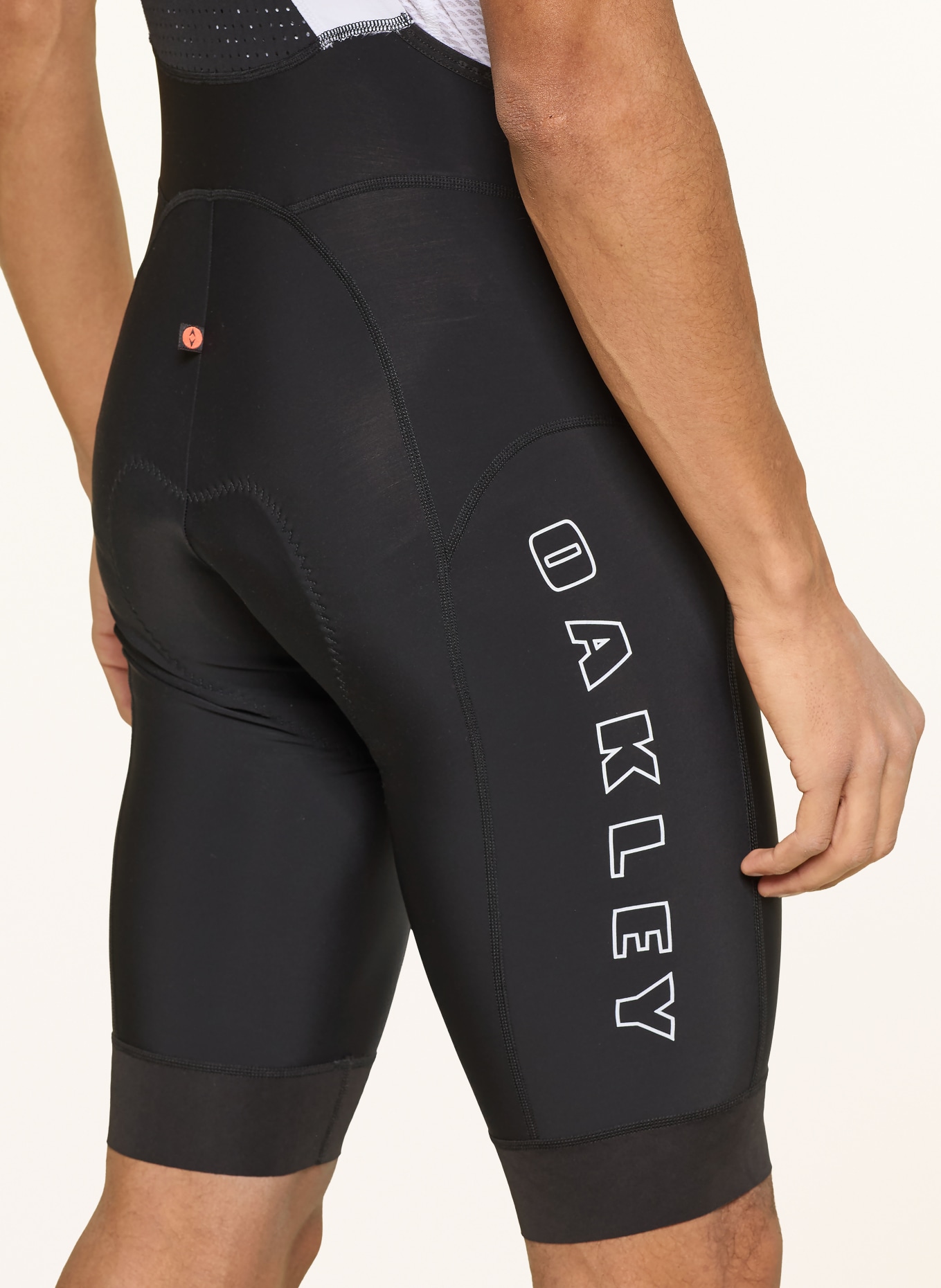 OAKLEY Fietsbroek ENDURANCE TEMPO met bretels en gewatteerd inzetstuk: ZWART / WIT