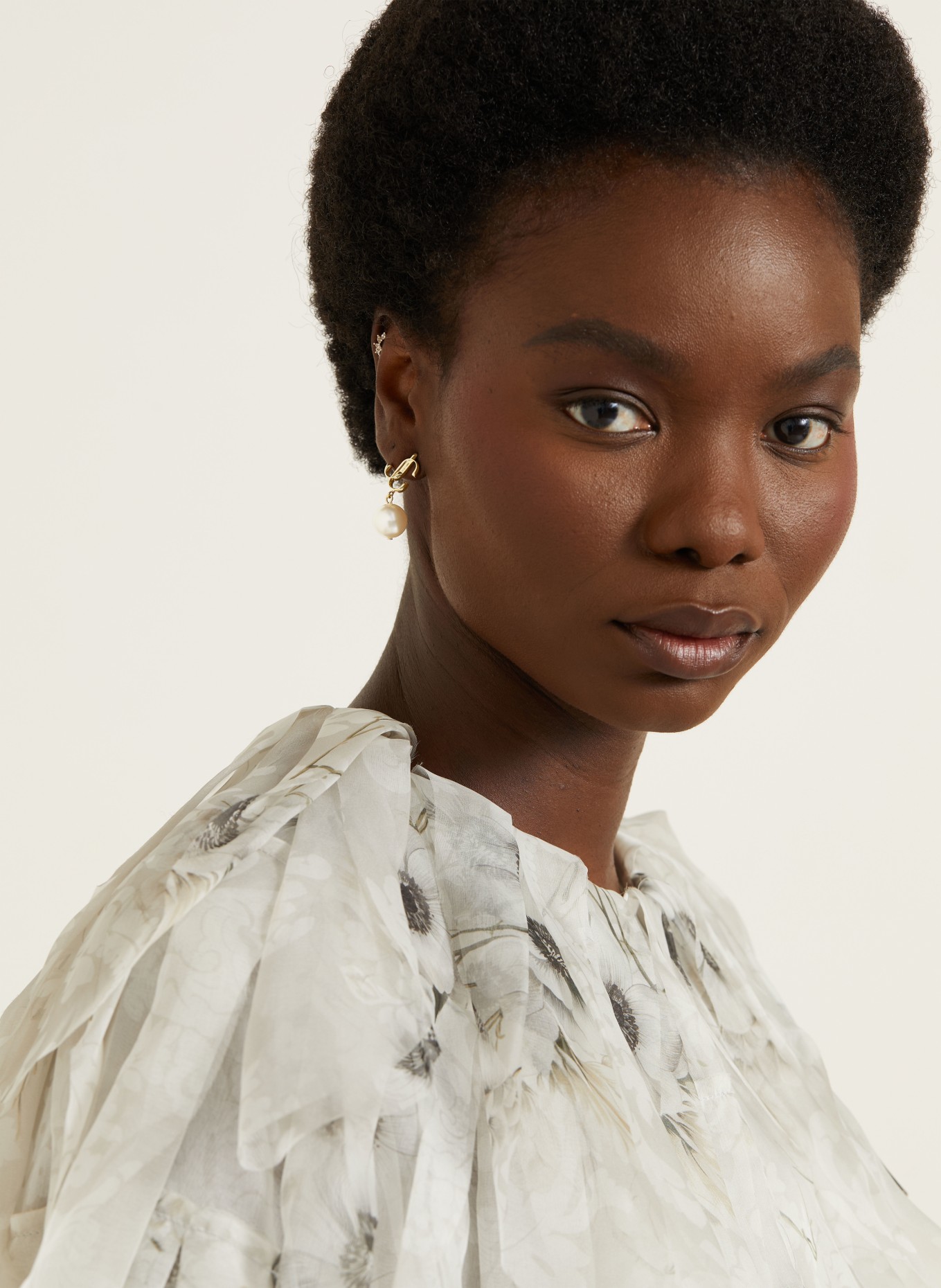 JIMMY CHOO Boucles d'oreilles JC PEARL: OR / BLANC