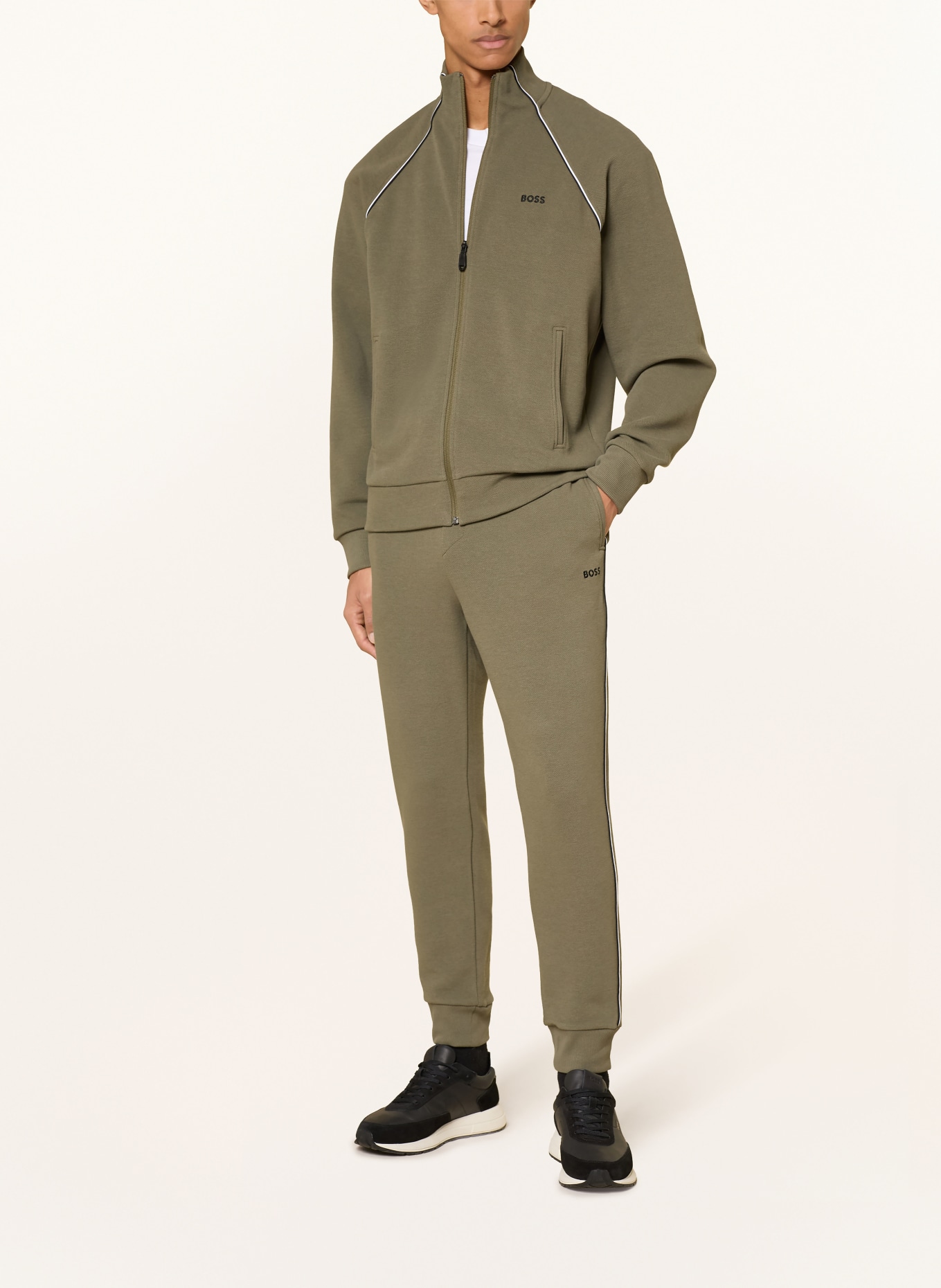 BOSS trainingspak: KAKI / WIT / ZWART