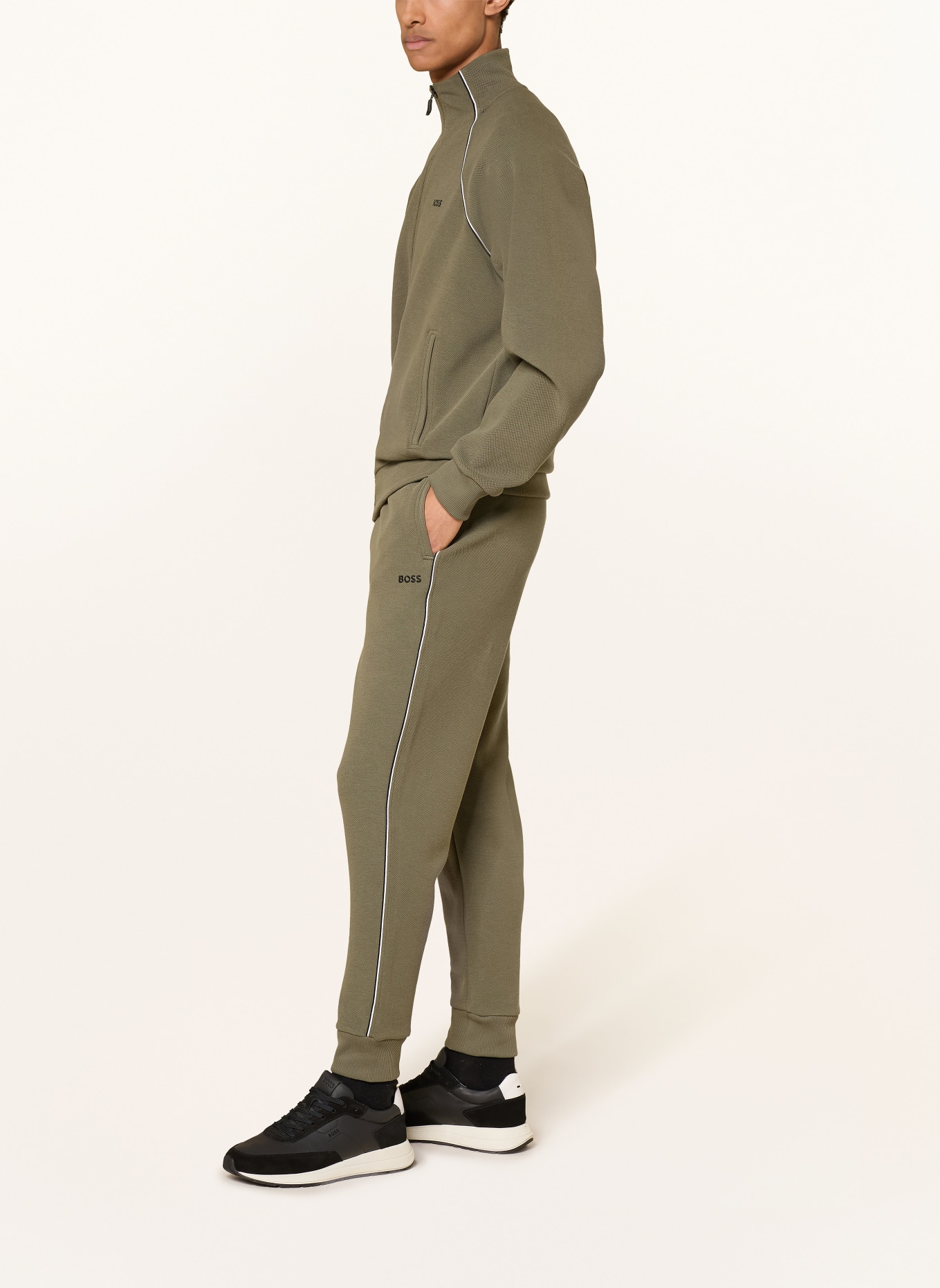 BOSS trainingspak: KAKI / WIT / ZWART