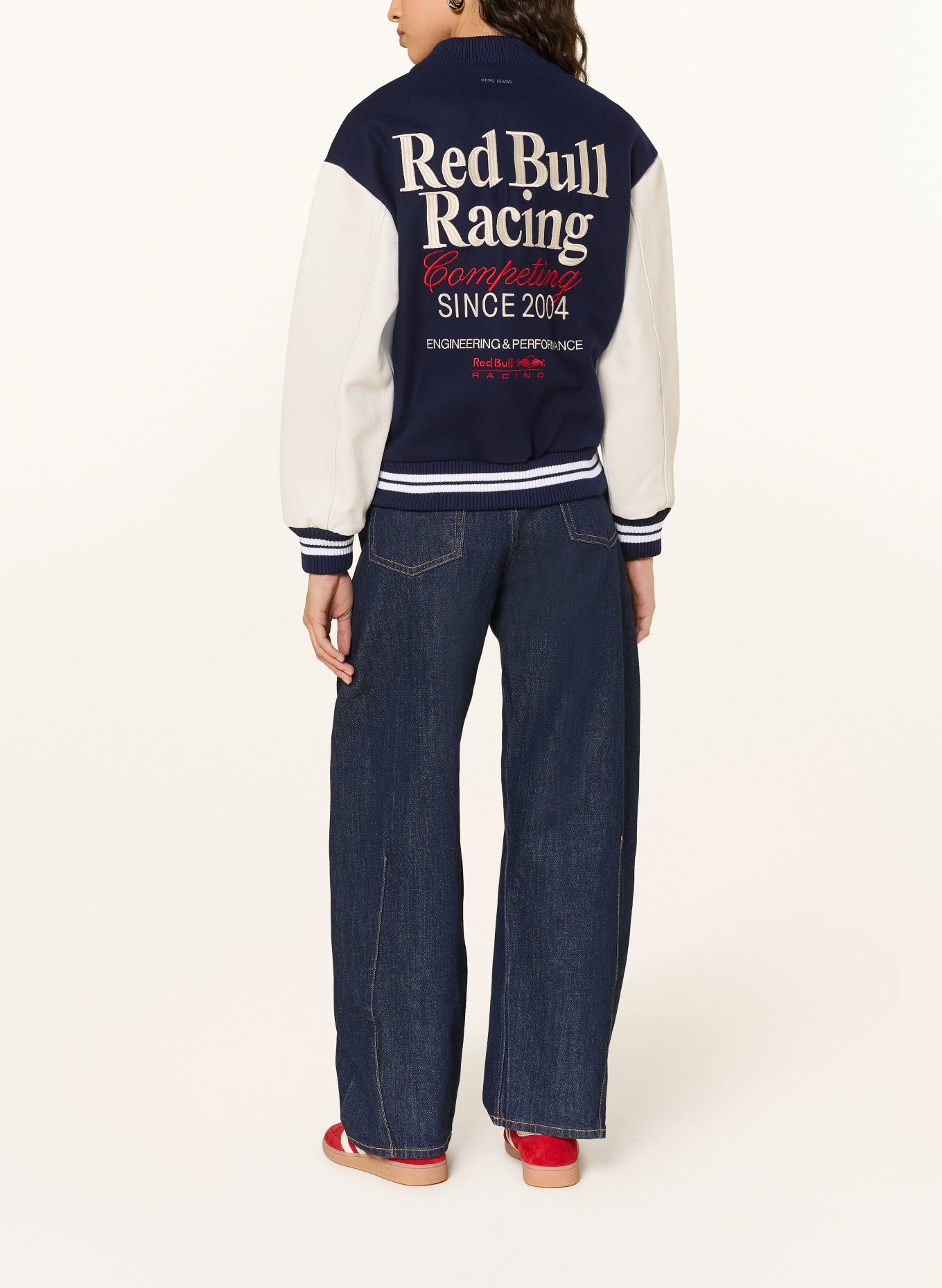 Red Bull RACING x PEPE JEANS Collegejasje van verschillende materialen: DONKERBLAUW / CRÈME / ROOD