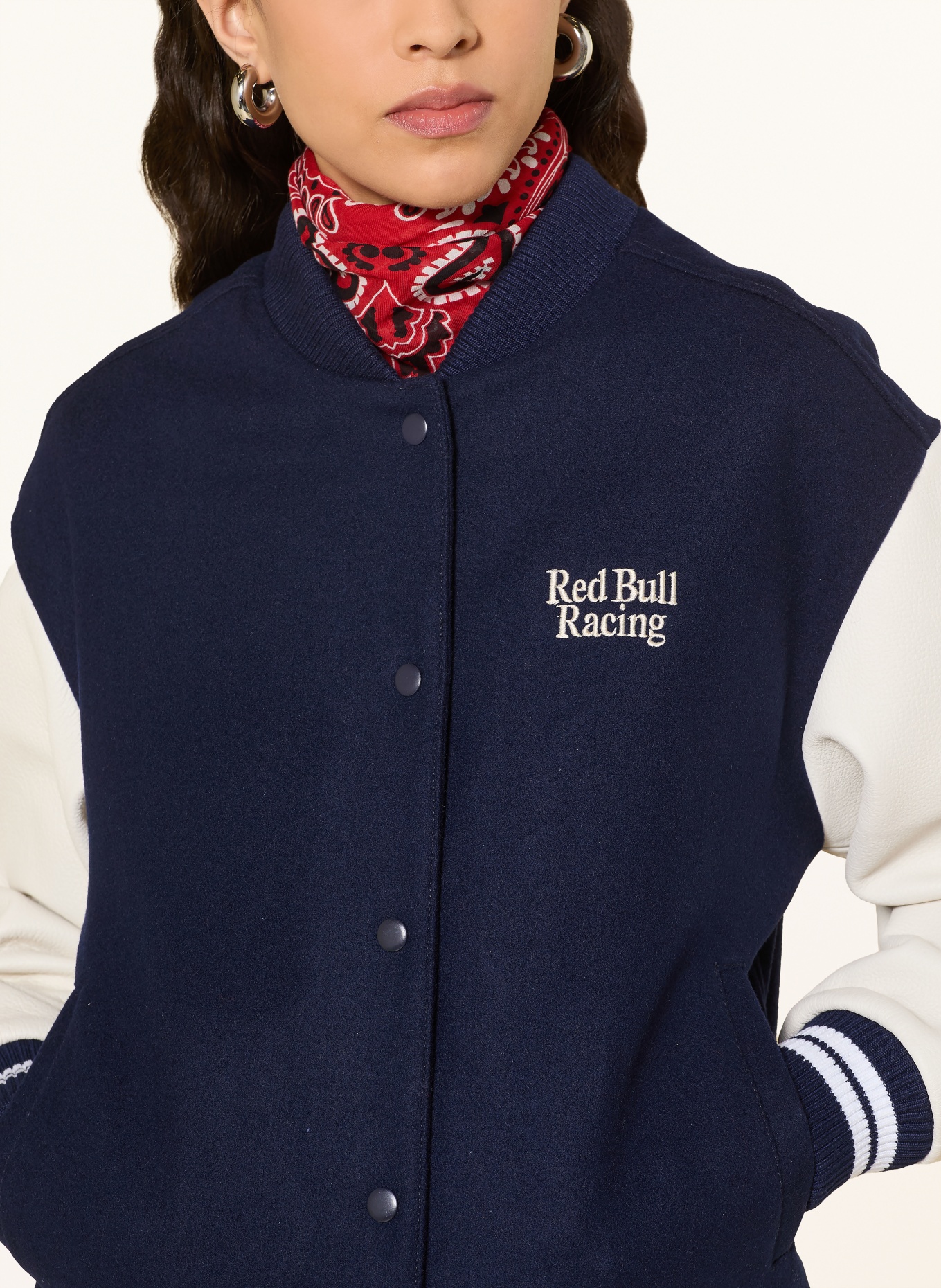 Red Bull RACING x PEPE JEANS Collegejasje van verschillende materialen: DONKERBLAUW / CRÈME / ROOD