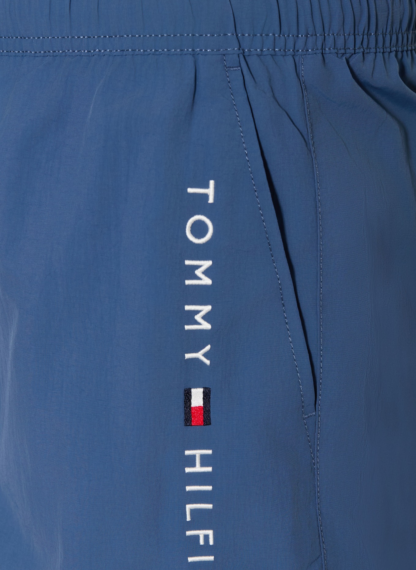 TOMMY HILFIGER short de bain: BLEU GRIS / BLANC