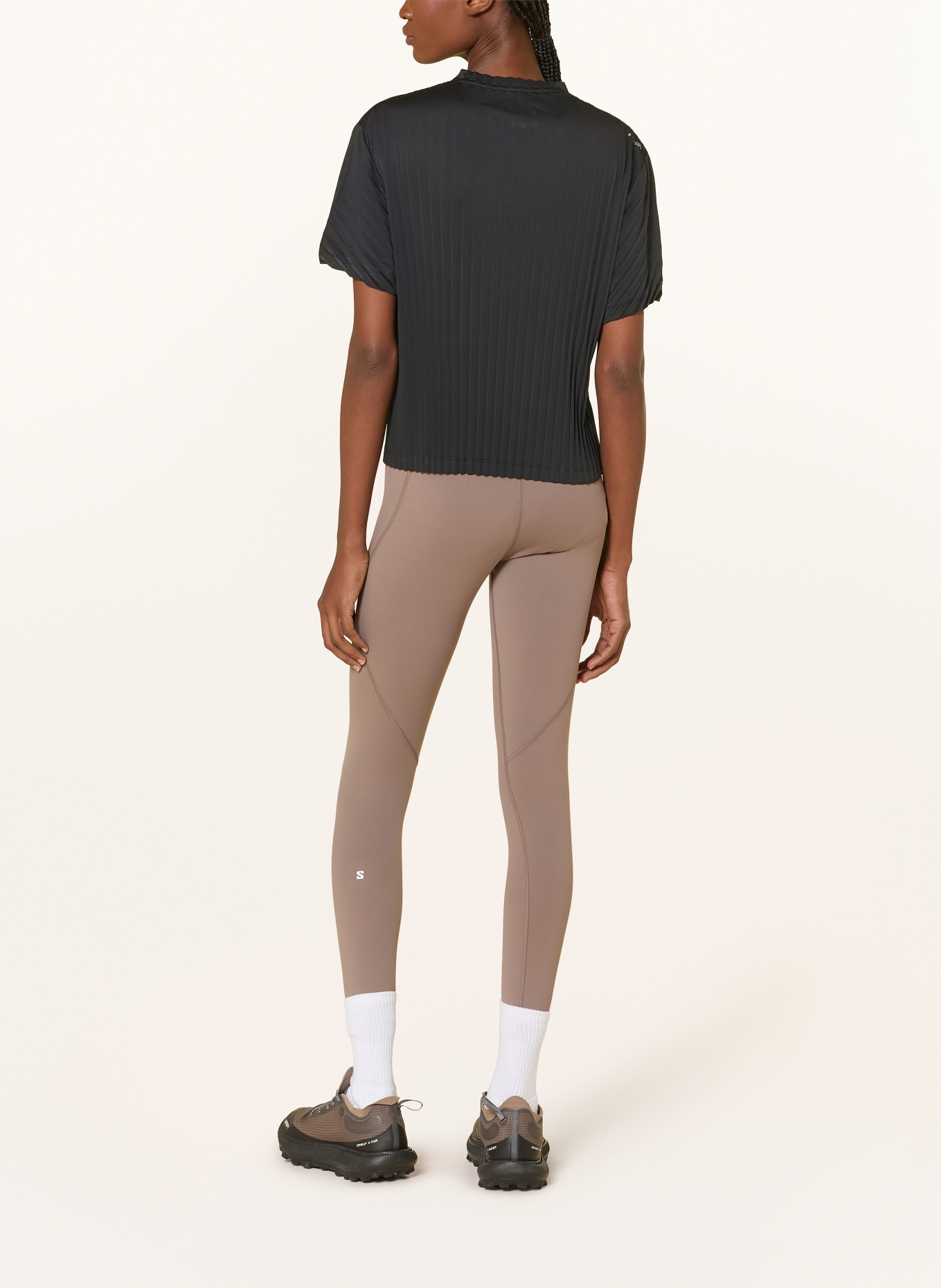 SATISFY AURALITE™ PLEATED running shirt: BLACK