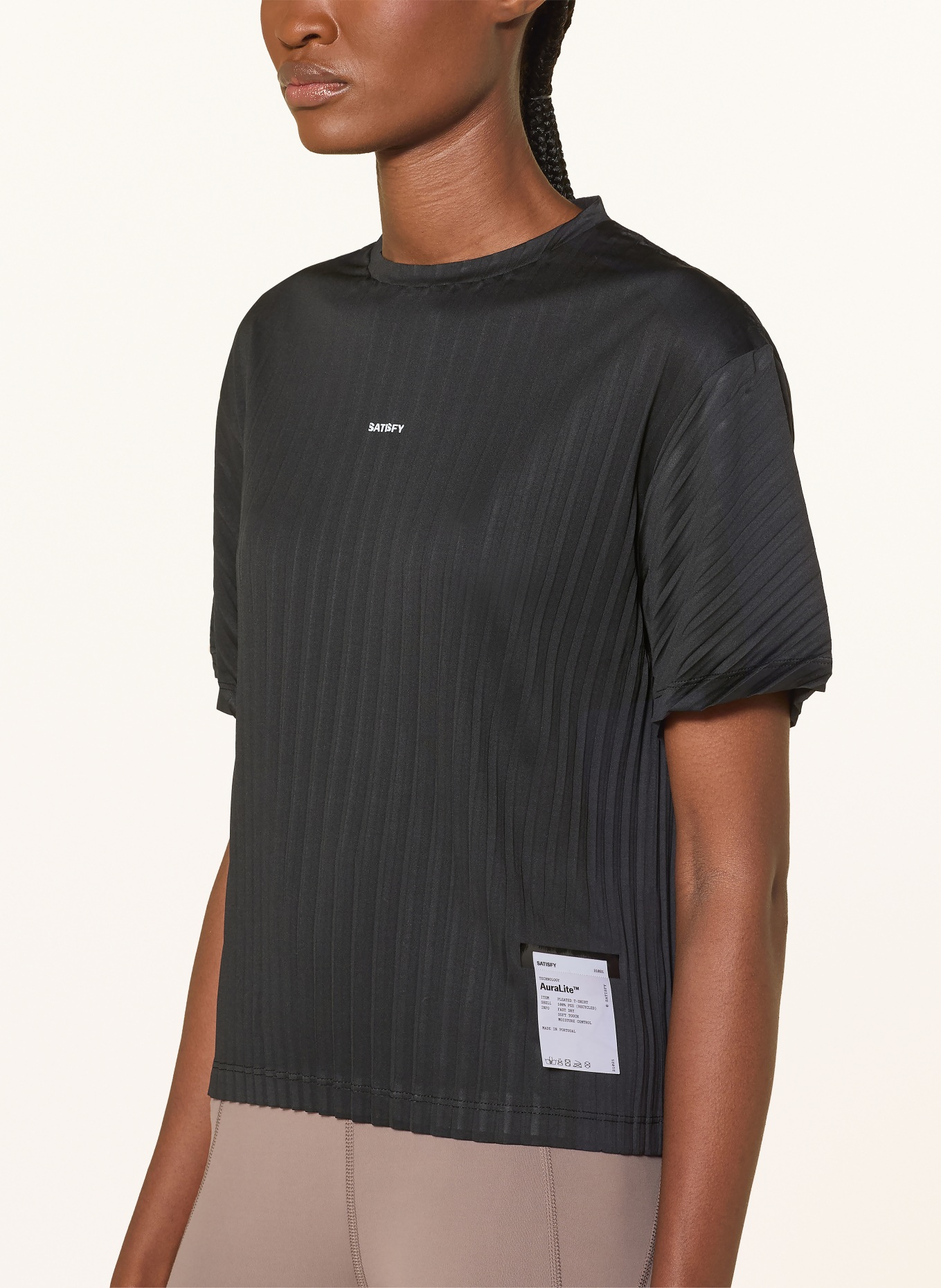 SATISFY AURALITE™ PLEATED running shirt: BLACK