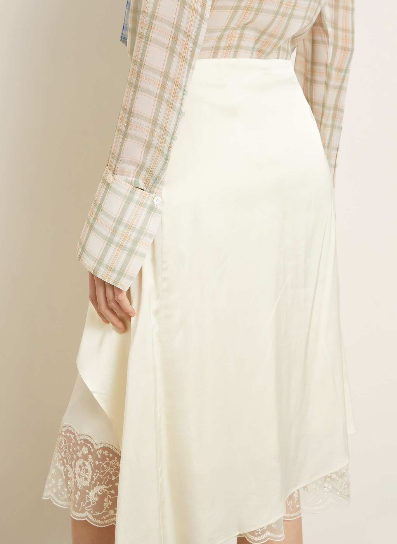 Acne Studios Satinrock mit Spitze: CREME