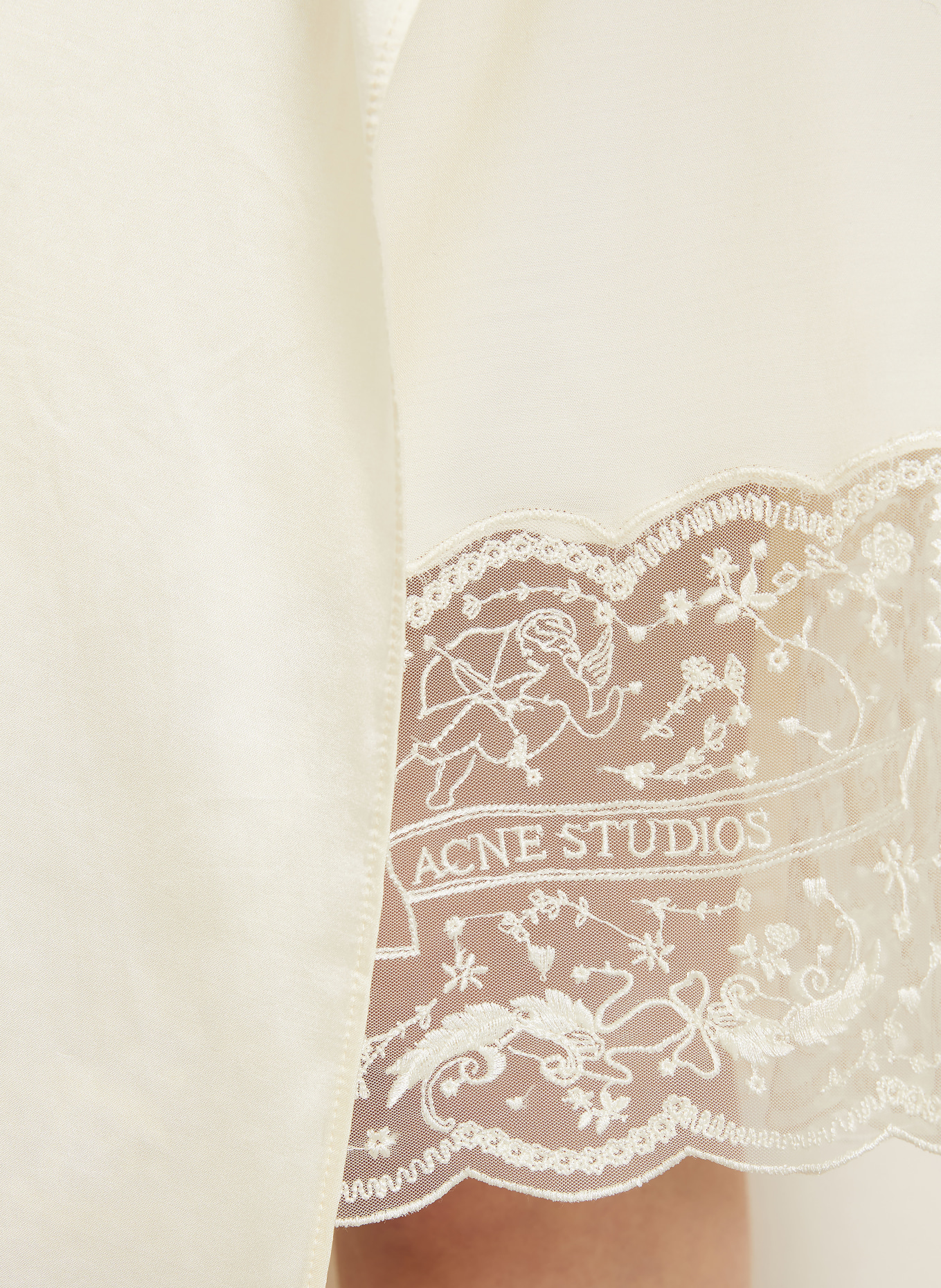 Acne Studios Satinrock mit Spitze: CREME