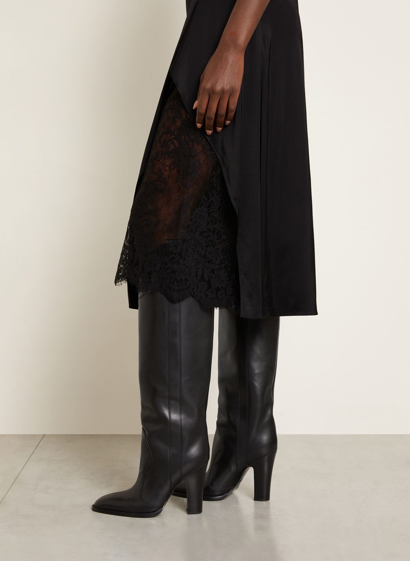 Acne Studios Satijnen jurk met kant: ZWART