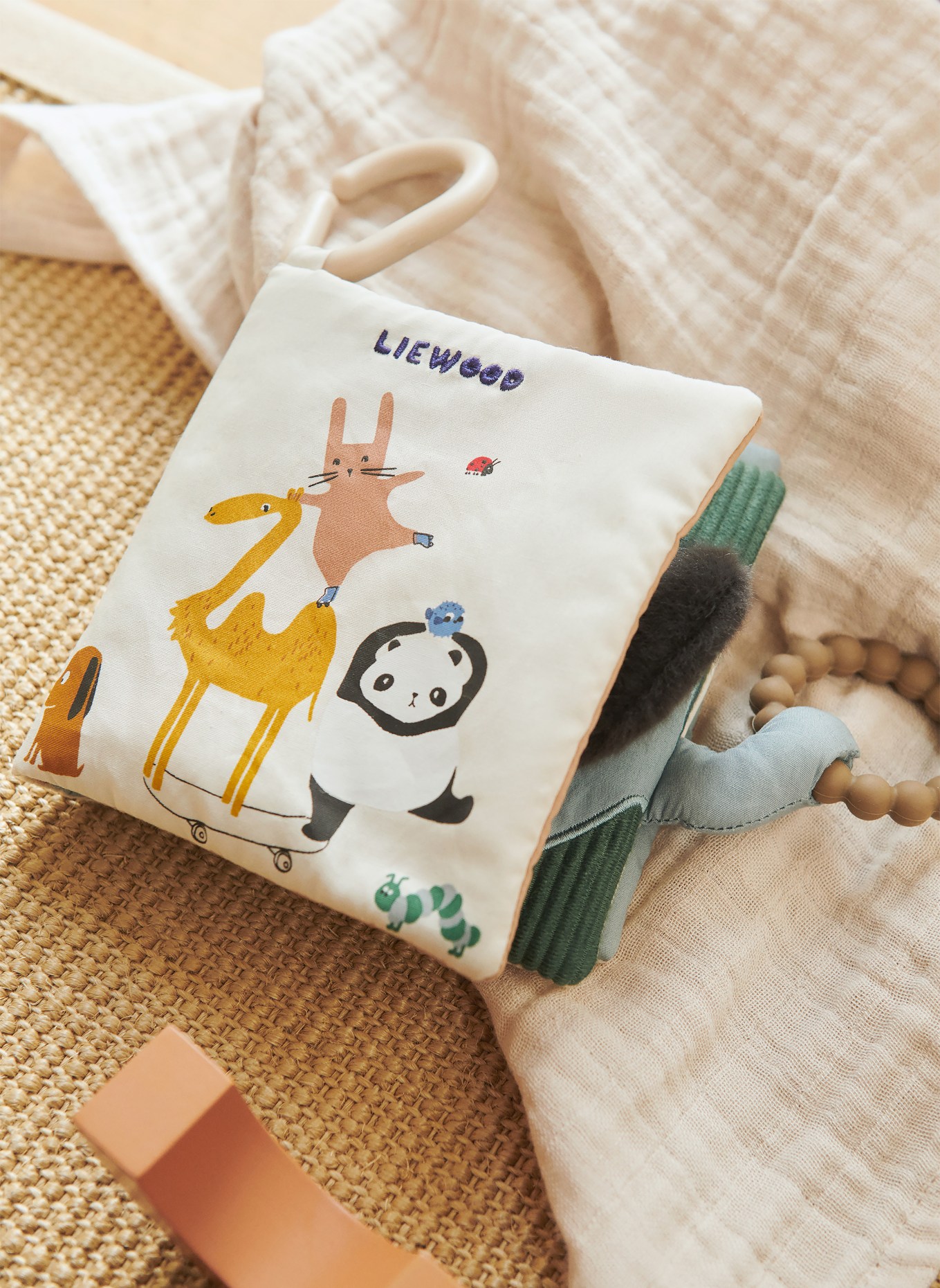 LIEWOOD Látková kniha FEY AROUND THE WORLD: KRÉMOVÁ / LOSOSOVÁ / TMAVĚ MODRÁ